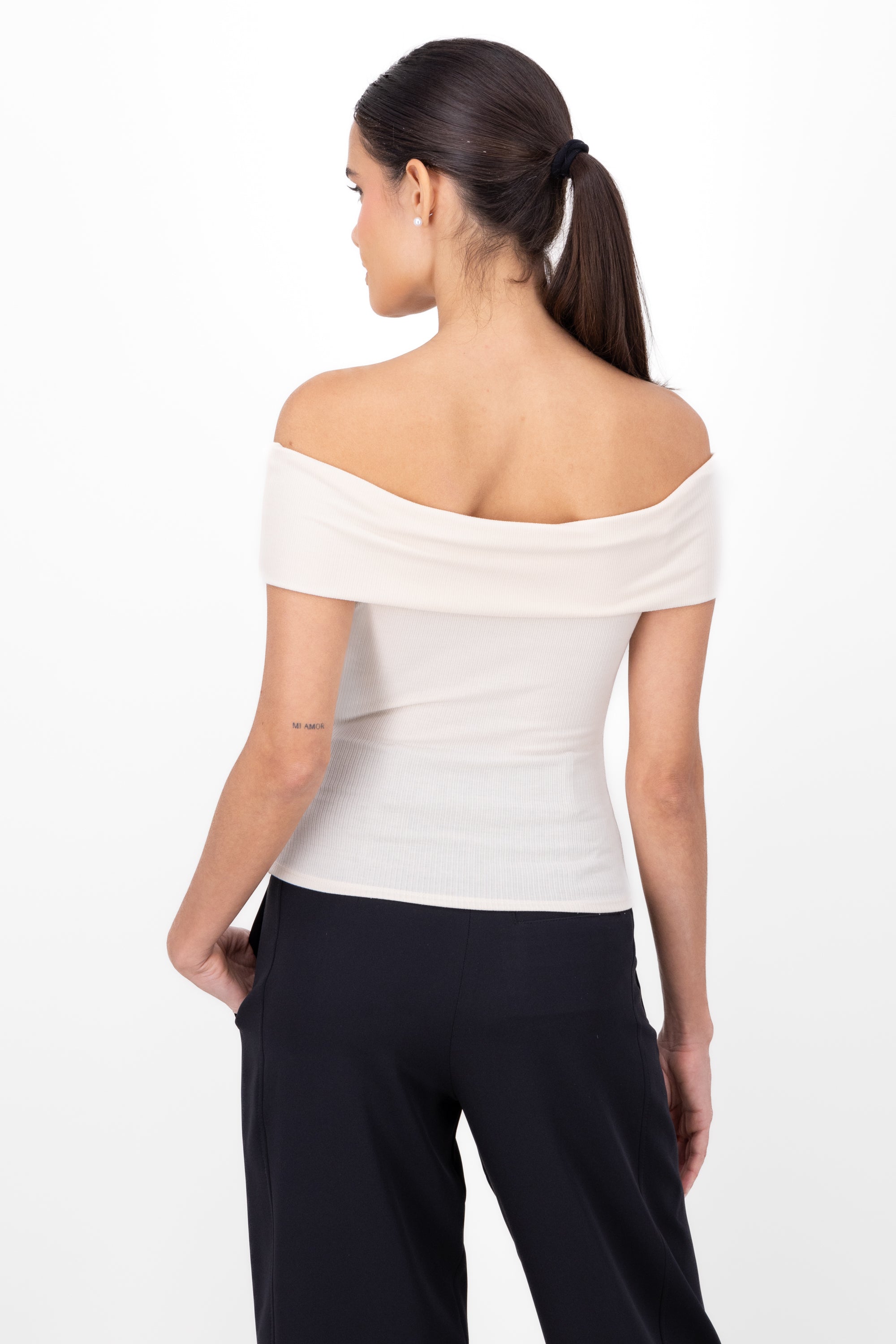 Top corto off shoulder HUESO