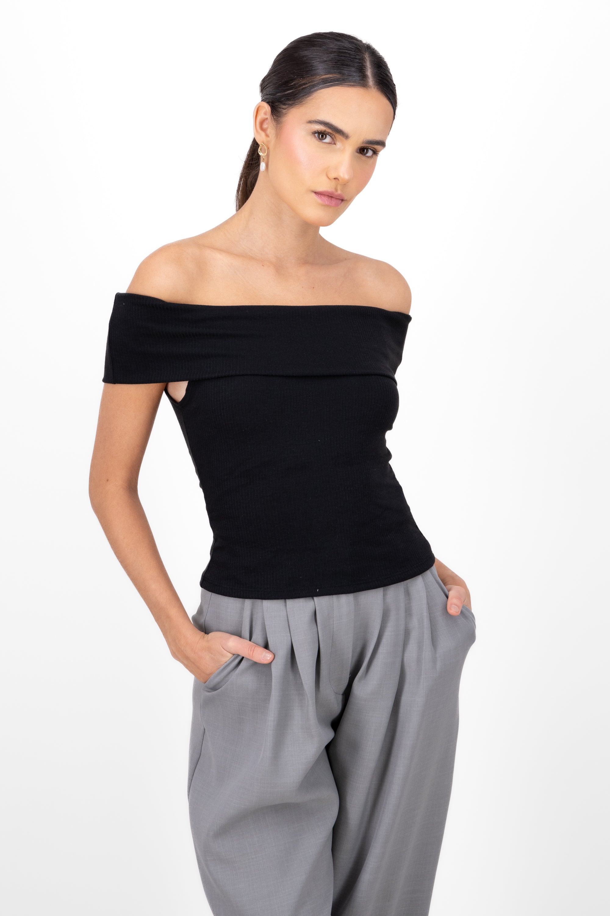 Top corto off shoulder NEGRO