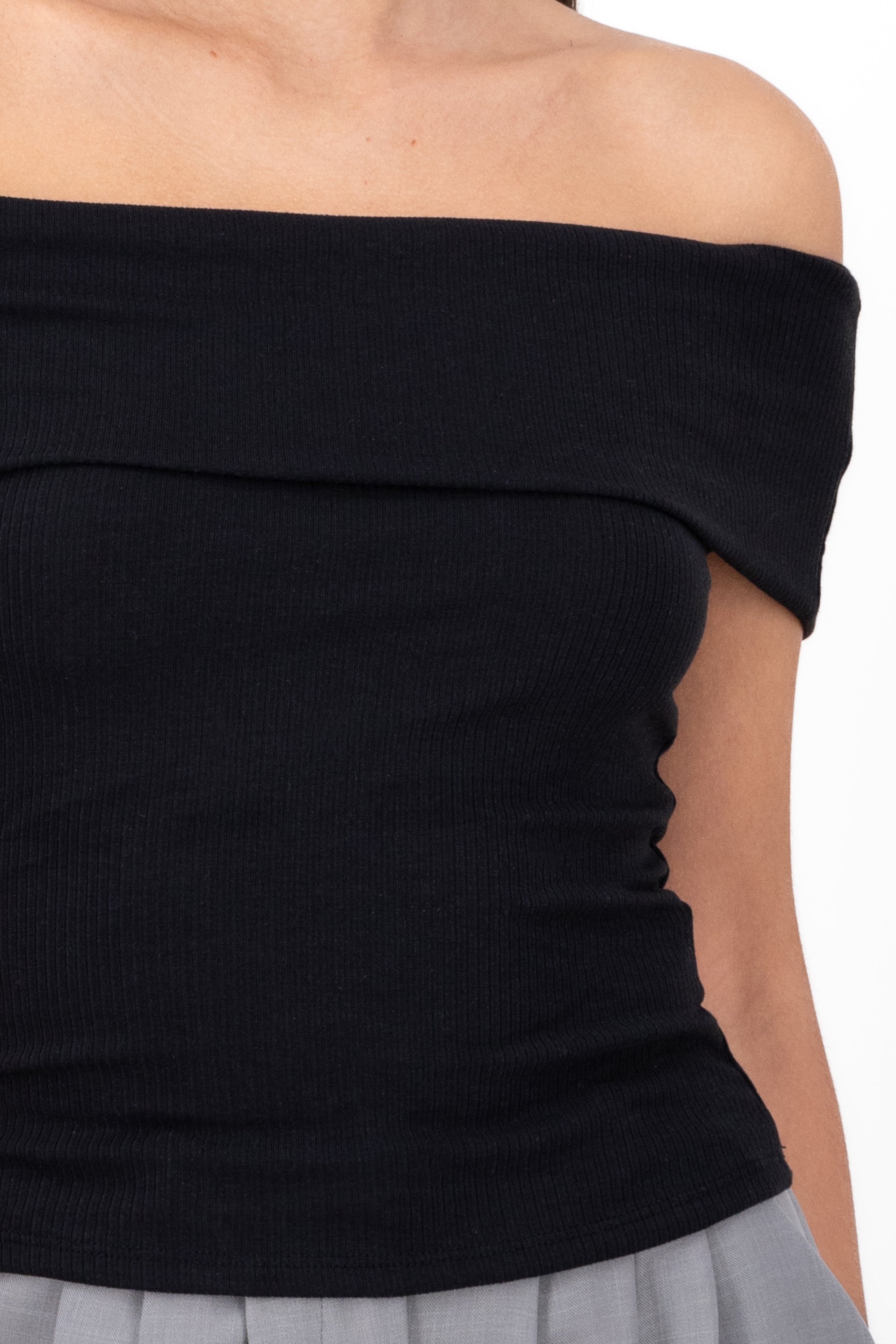 Top corto off shoulder NEGRO