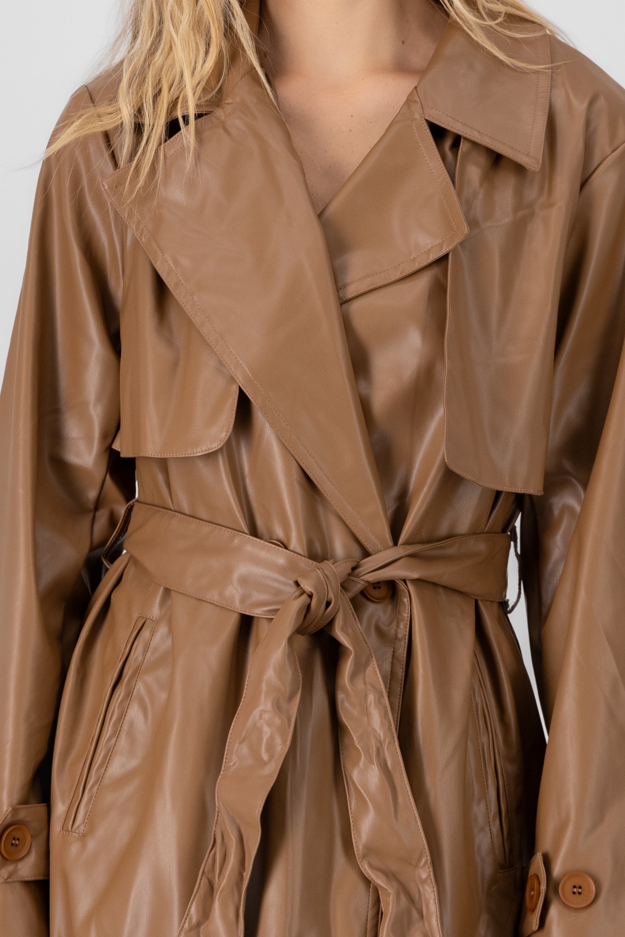 Gabardina corta PU CAFE