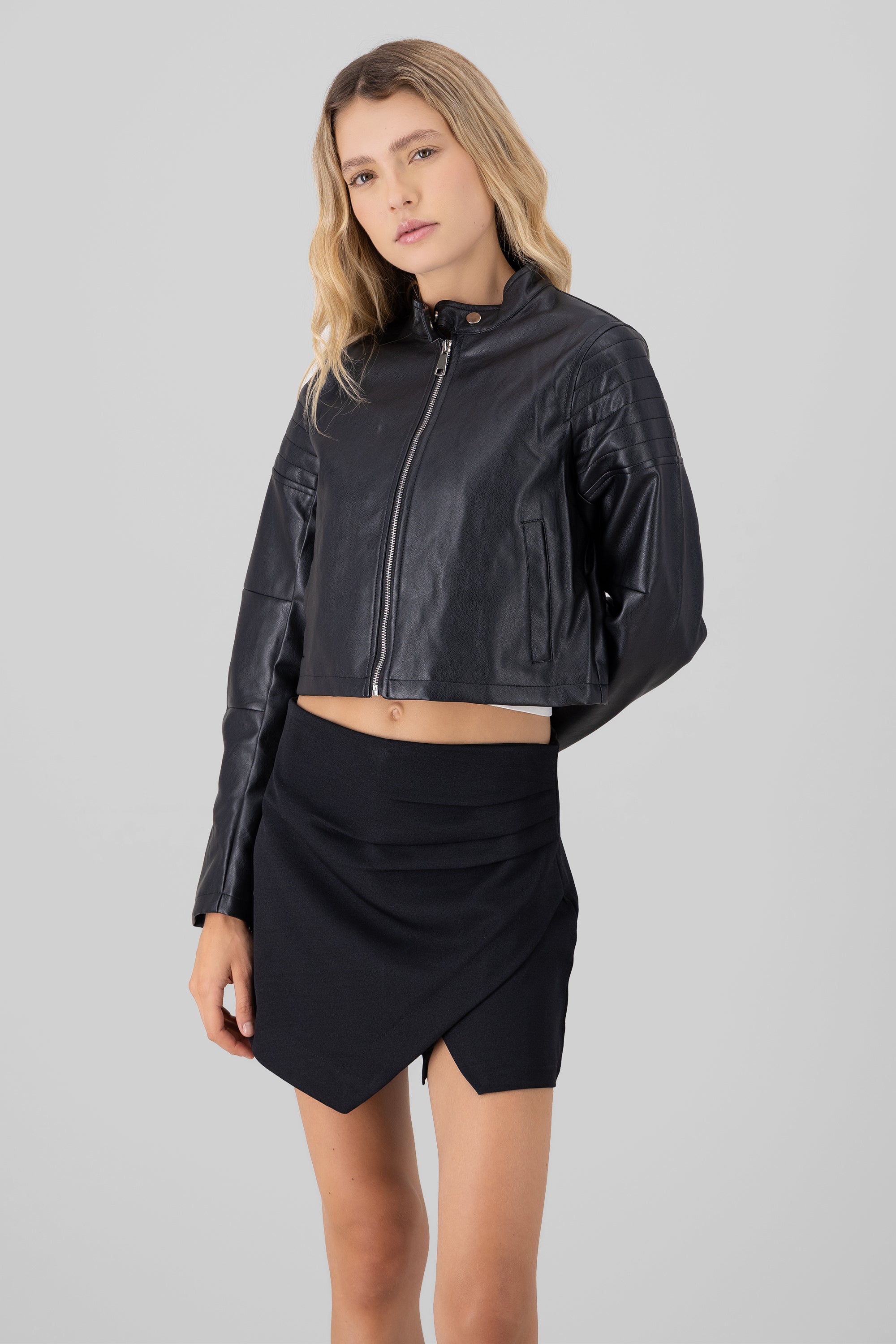 Chamarra biker pu hombros detalle NEGRO