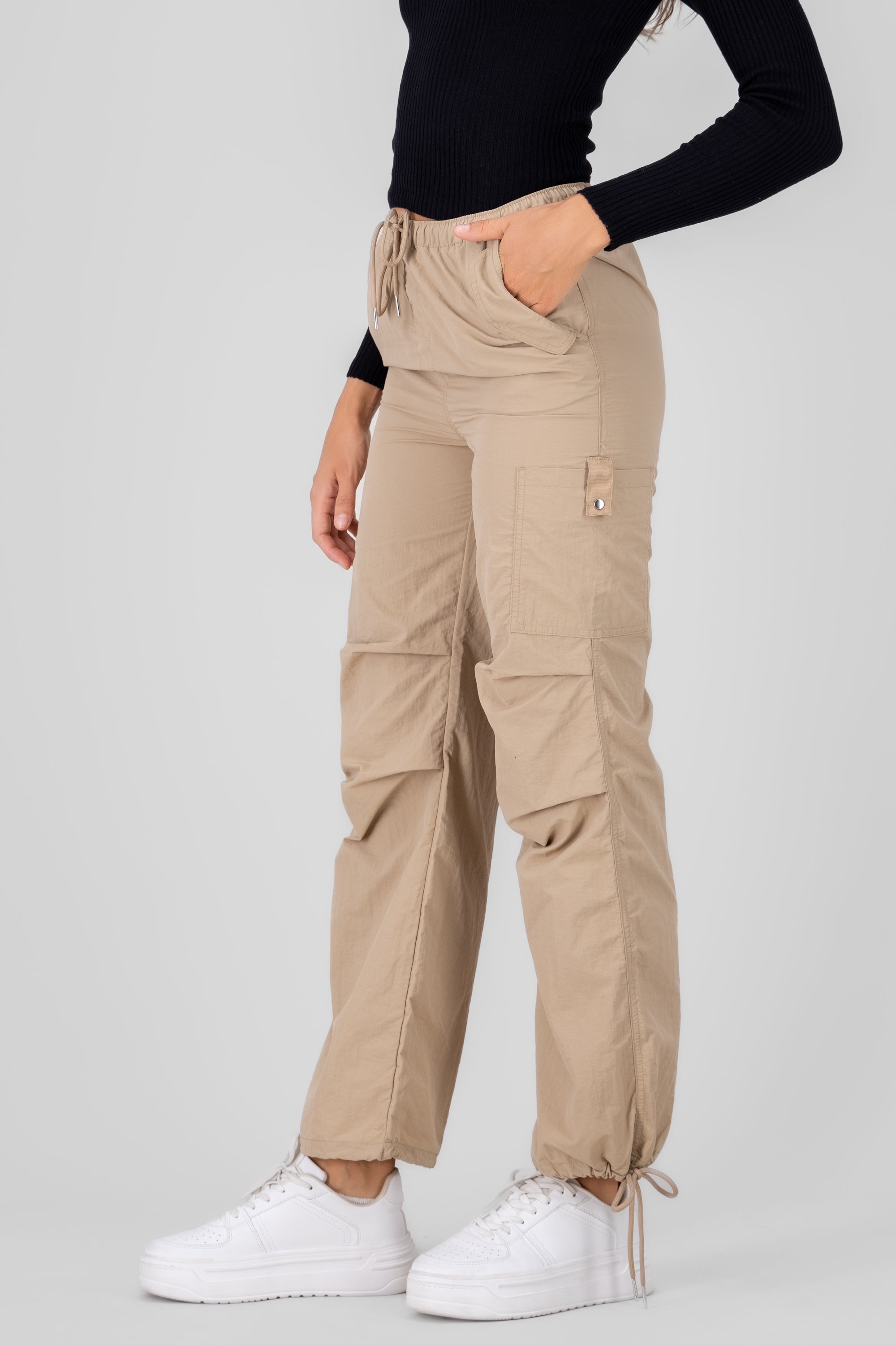 Pantalon parachute liso KHAKI