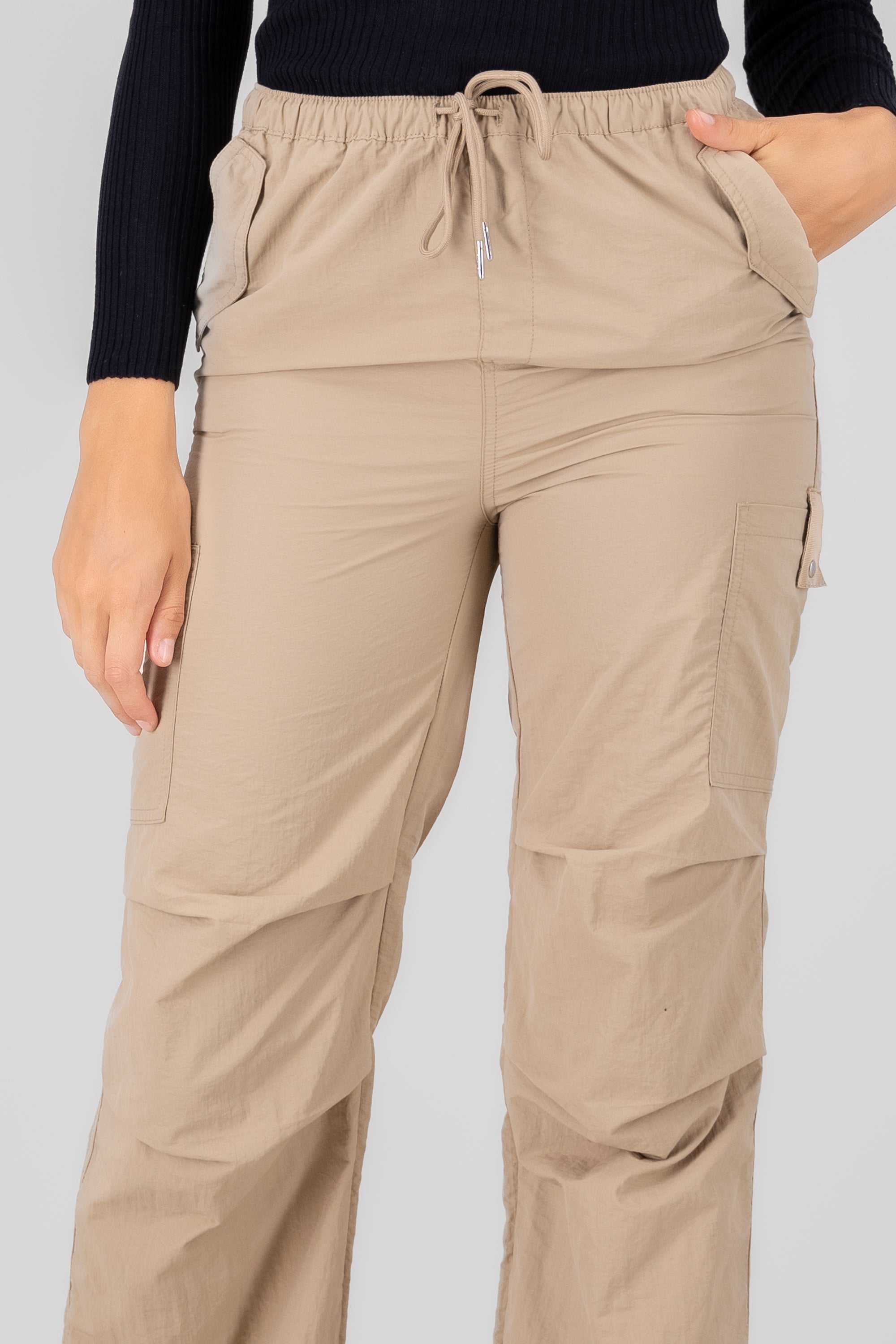 Pantalon parachute liso KHAKI