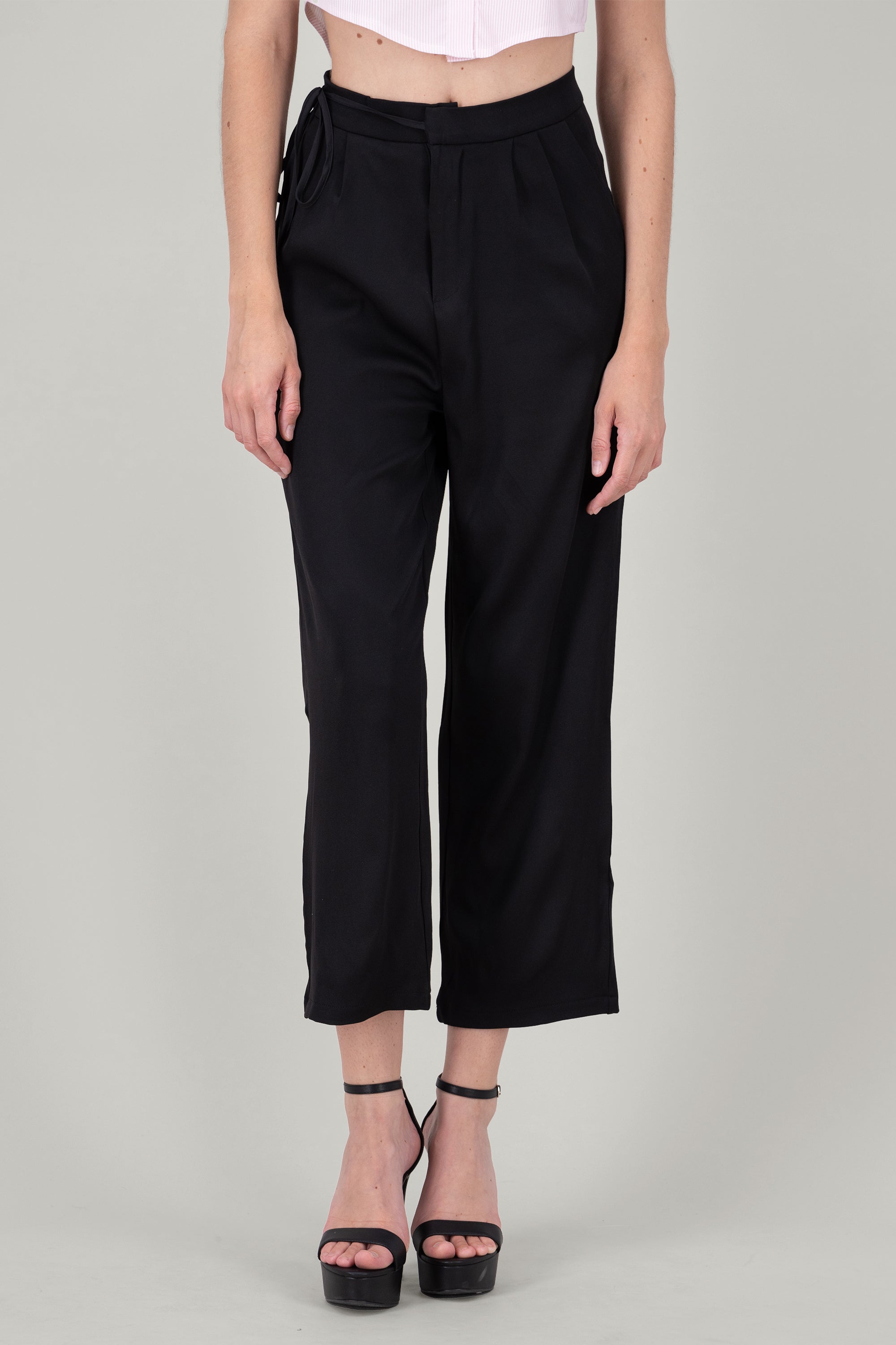 Pantalon con pinzas y detalle de cintas NEGRO