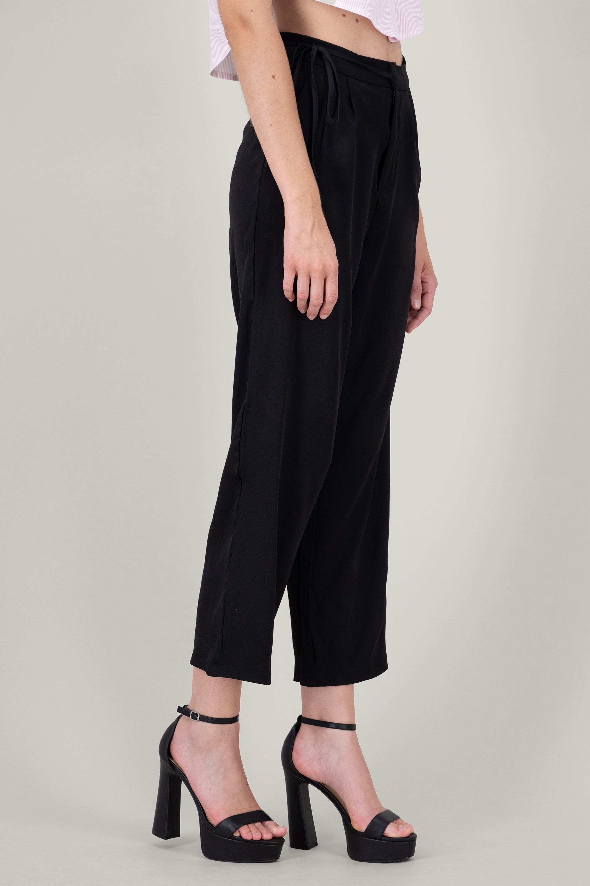 Pantalon con pinzas y detalle de cintas NEGRO