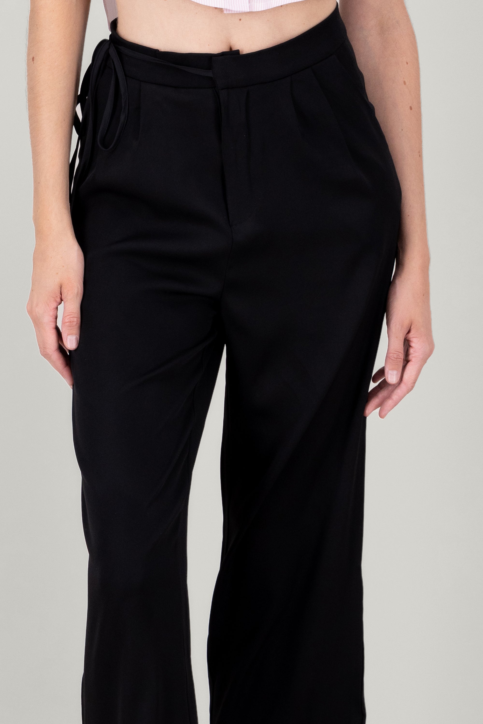 Pantalon con pinzas y detalle de cintas NEGRO