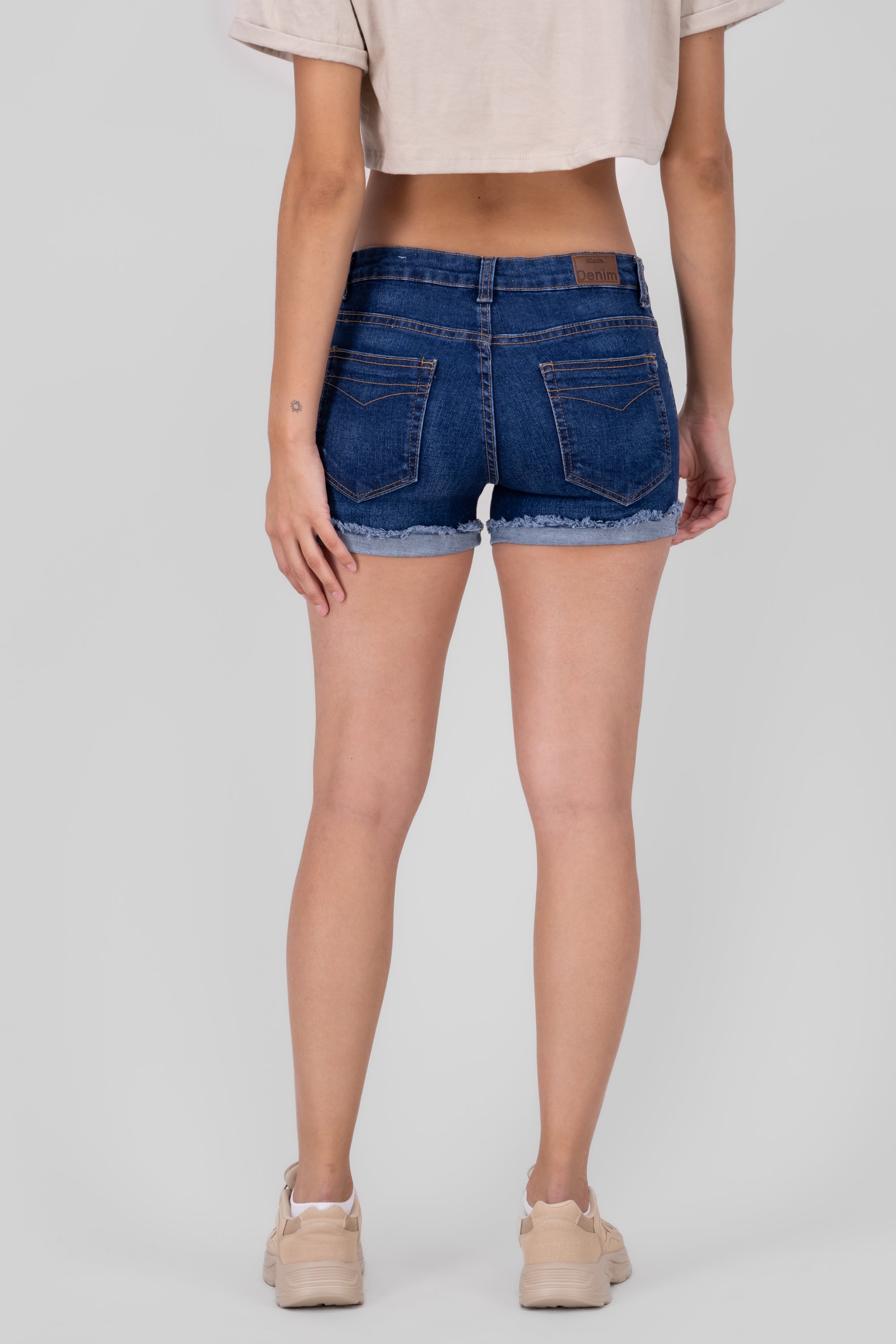 Short con dobladillo y desgaste DARK WASH