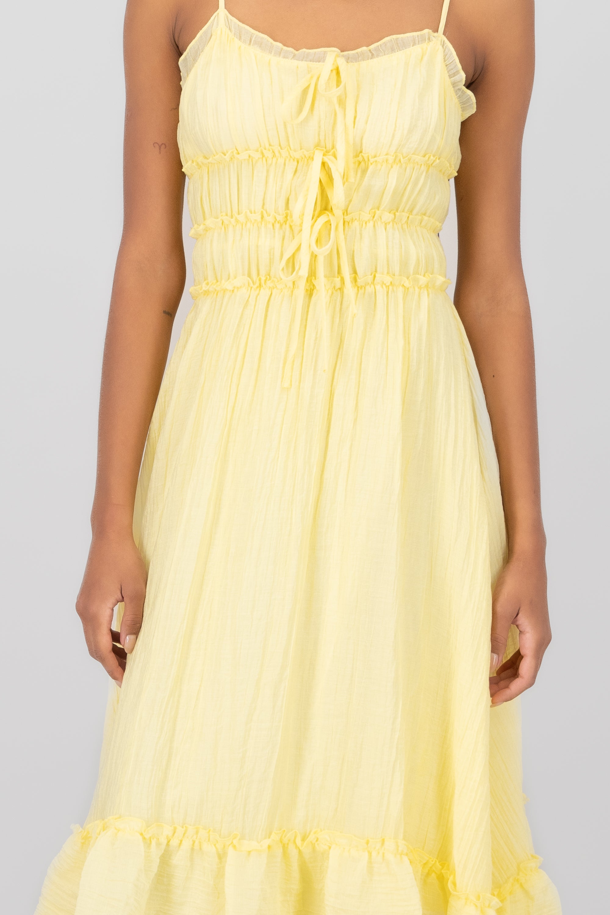 Vestido midi con mini olanes tela con textura AMARILLO