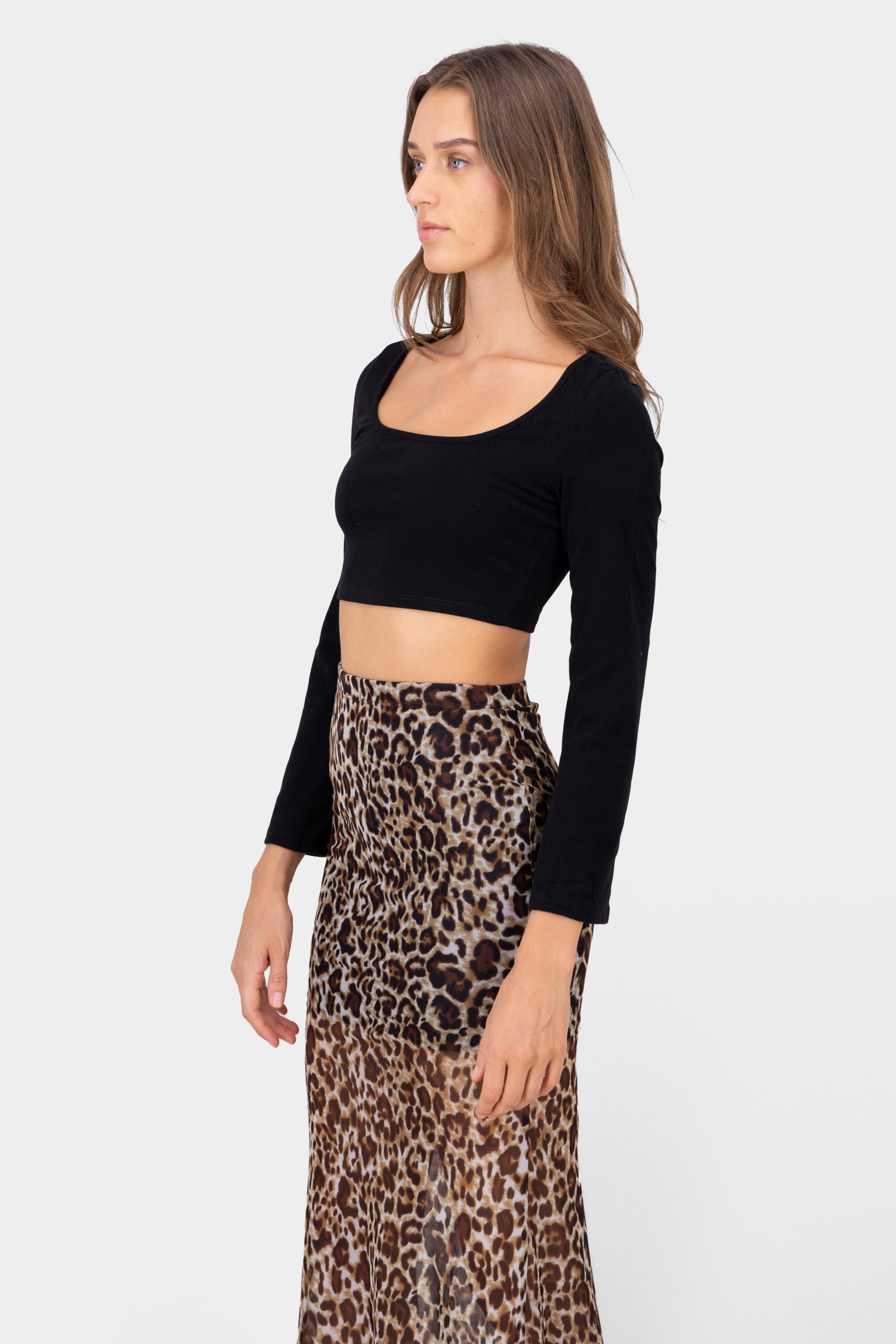 Top cropped con manga campana lisa NEGRO