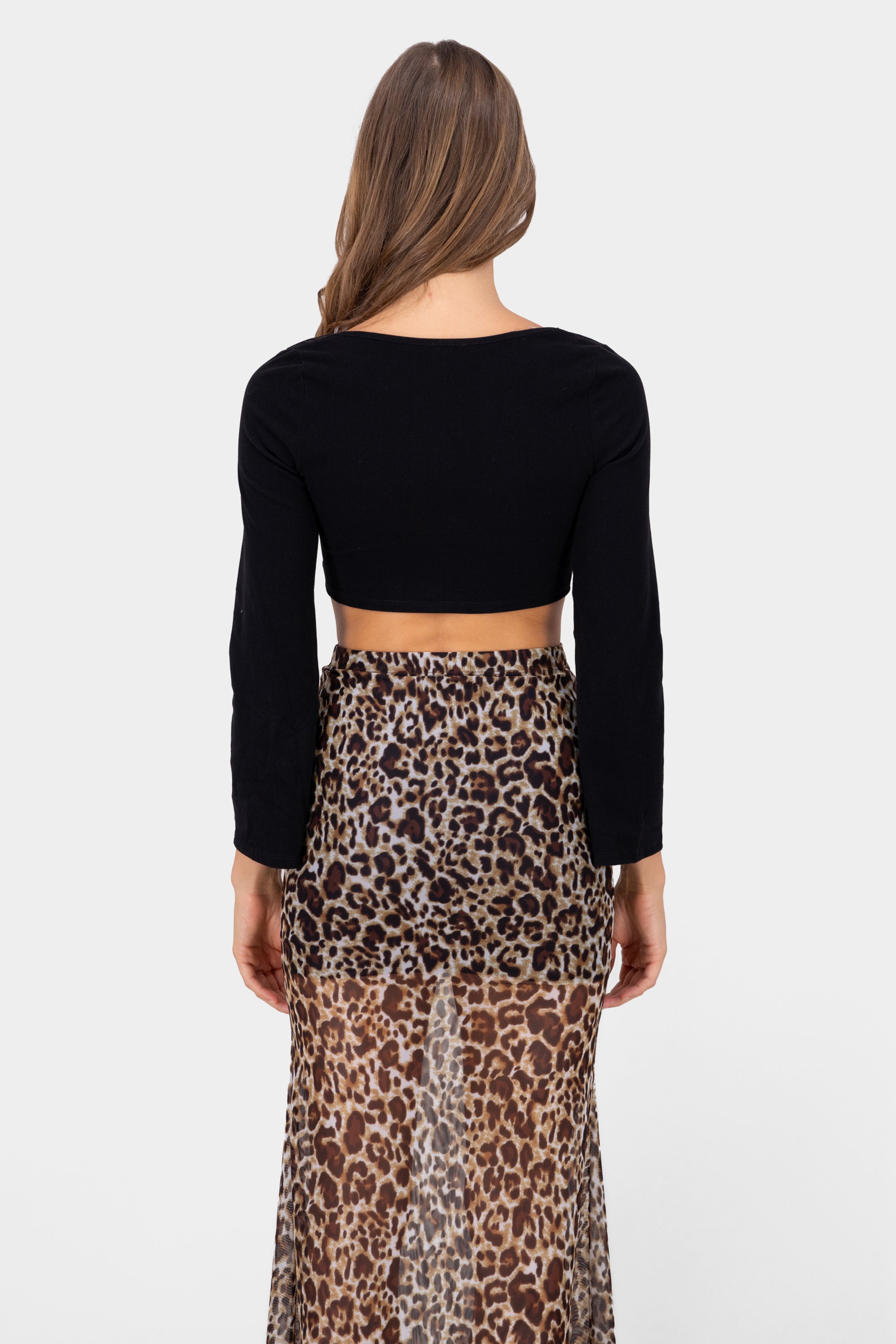 Top cropped con manga campana lisa NEGRO