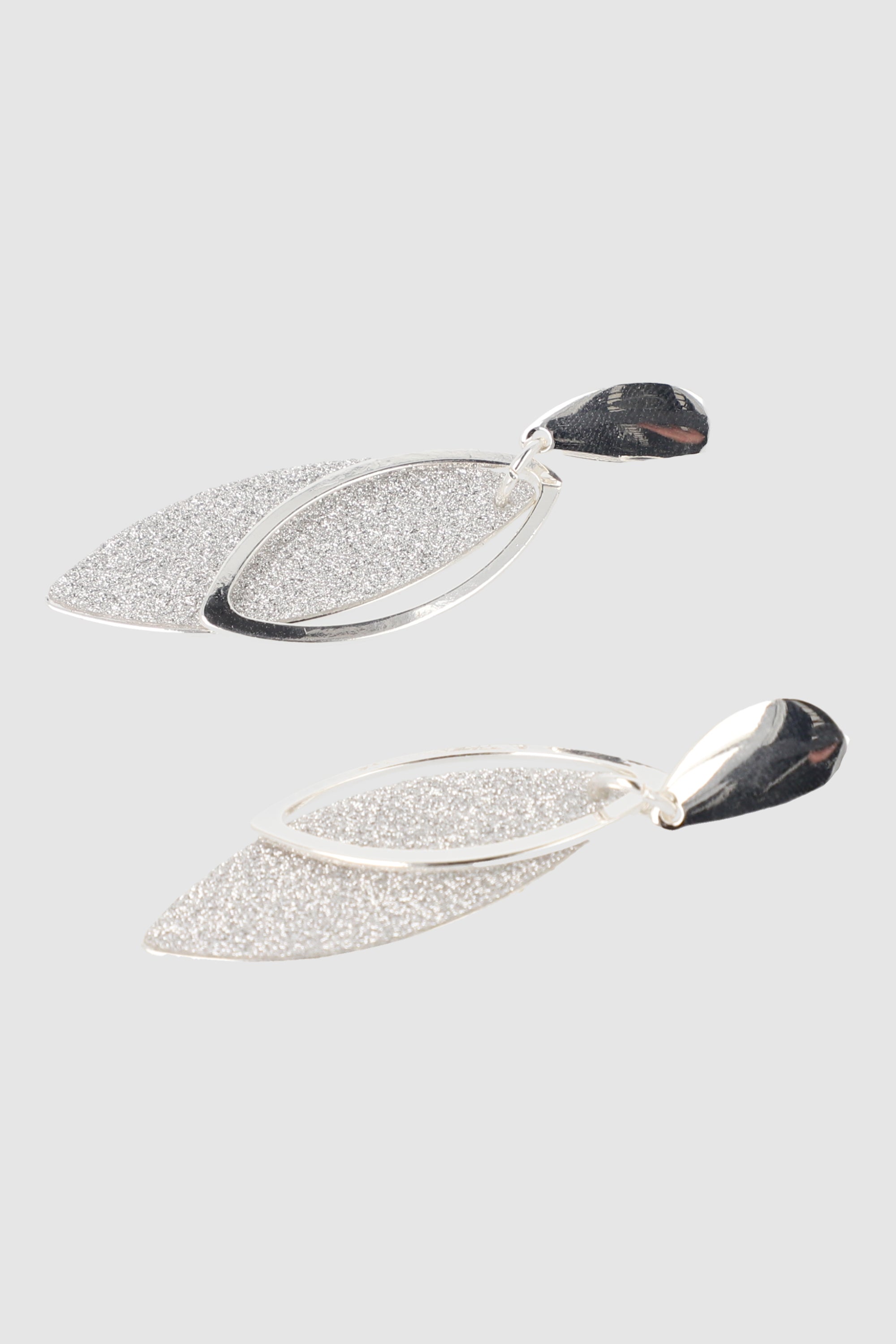 ARETES FORMA HOJA GLITTER PLATA