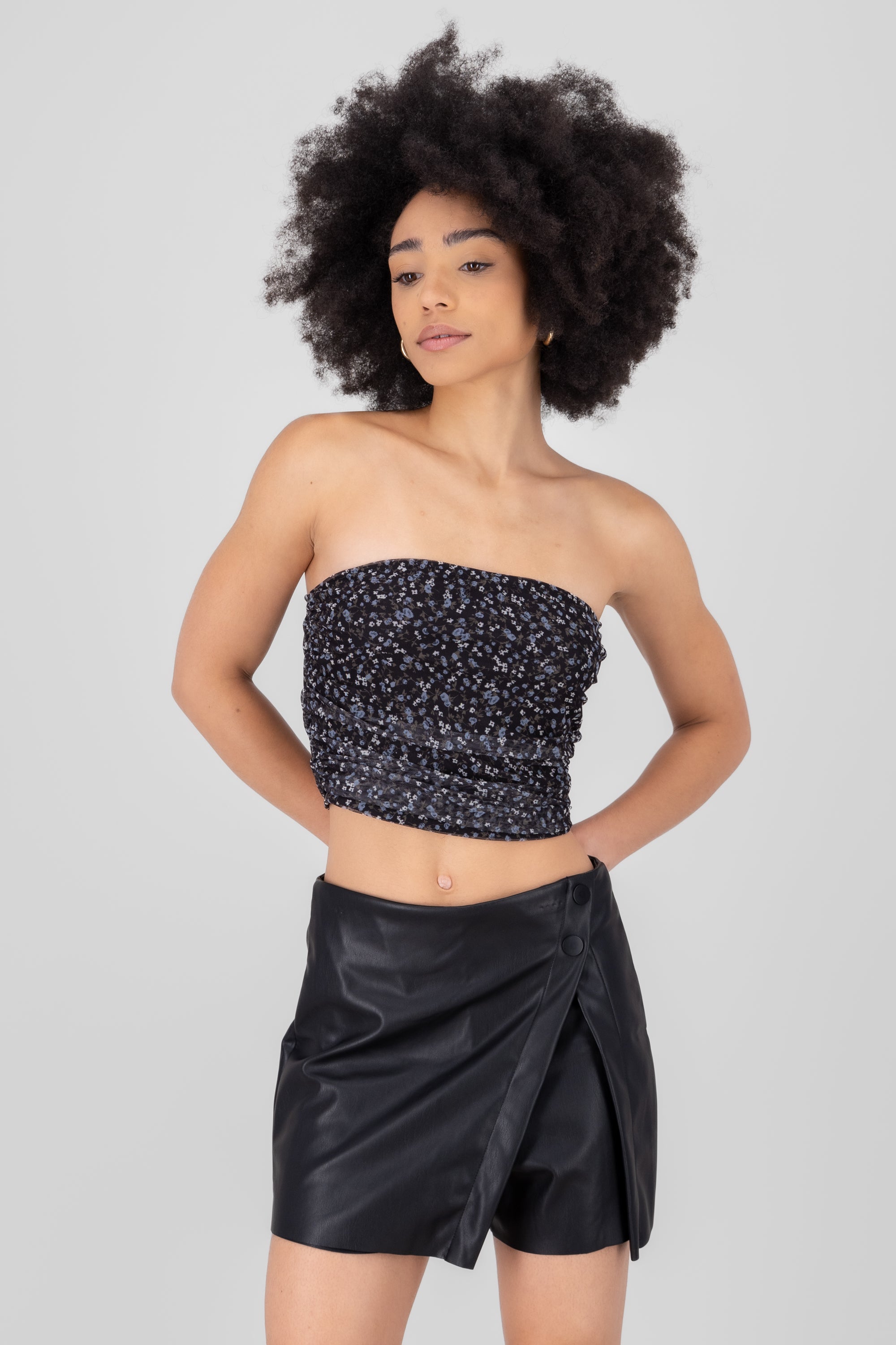 Top tubo drapeado estampado flores NEGRO COMBO