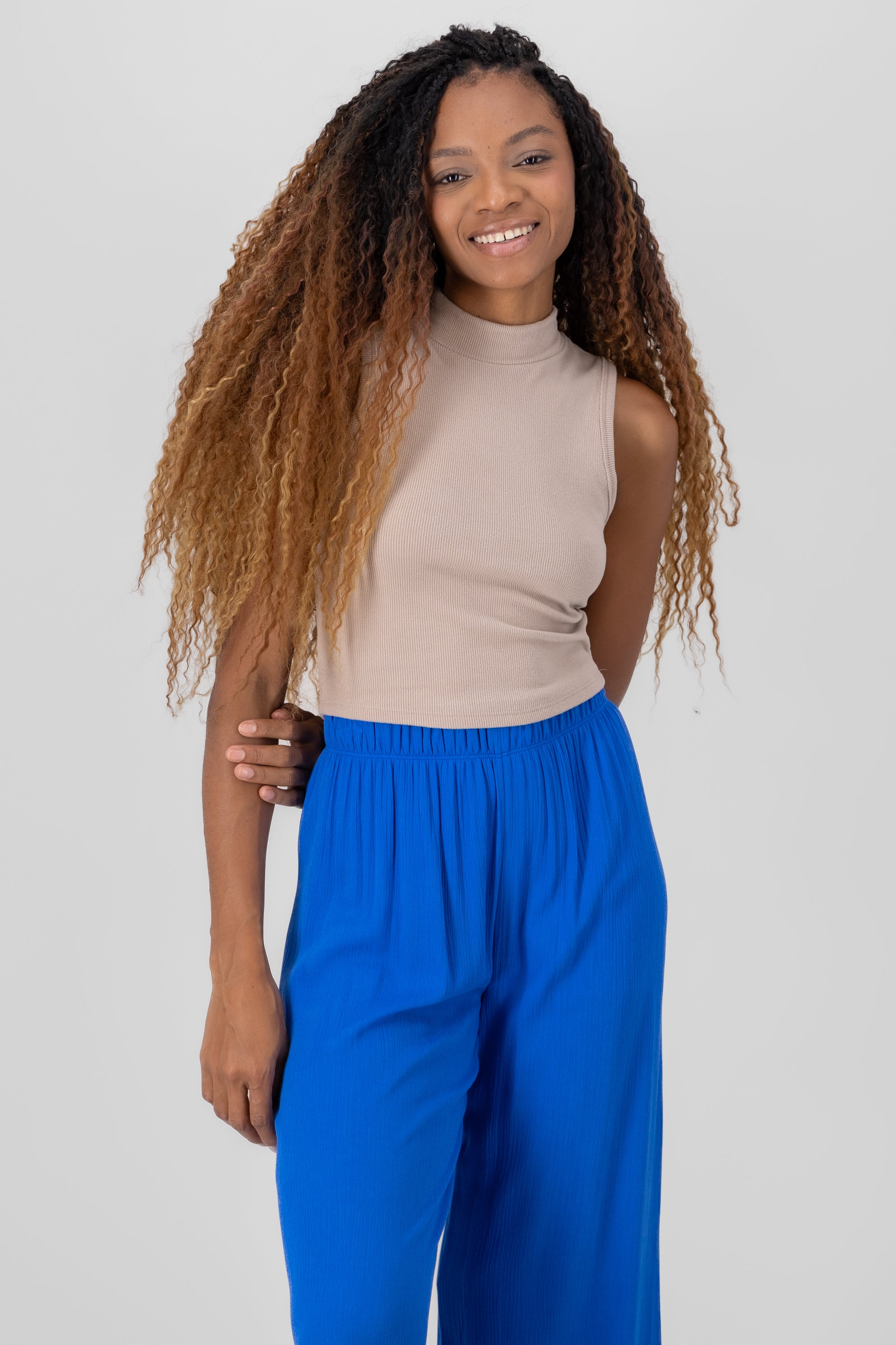Top sin manga rib suave GREIGE