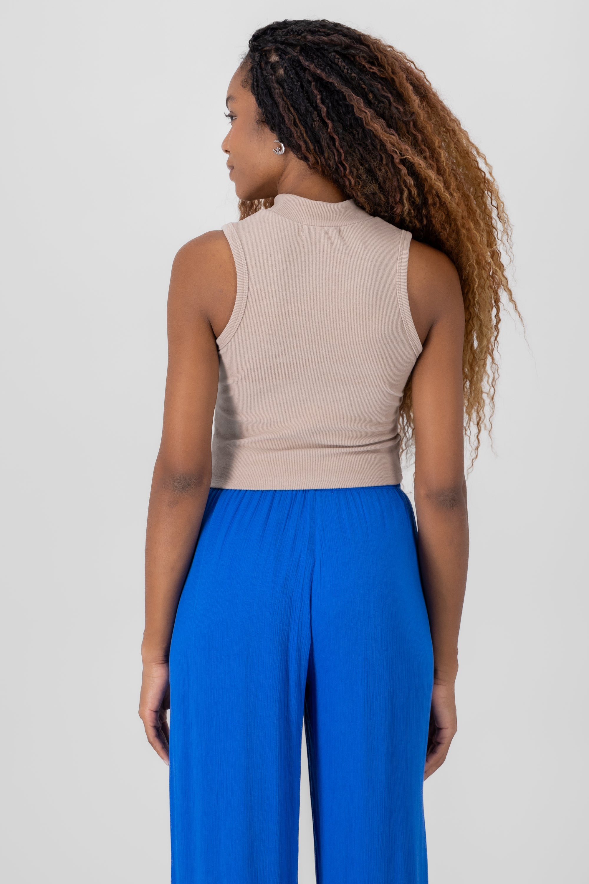 Top sin manga rib suave GREIGE
