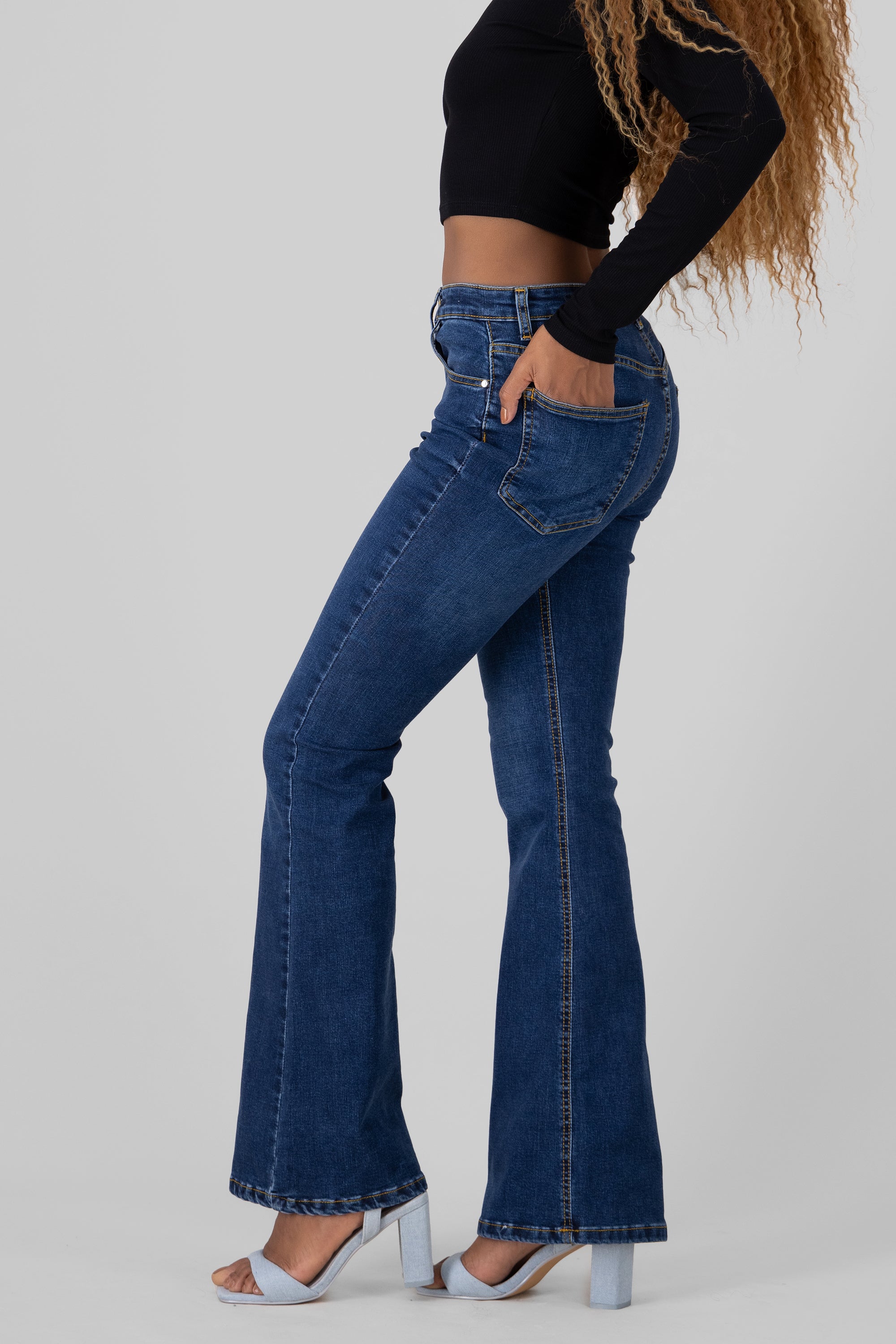 Jeans flare básicos DARK WASH