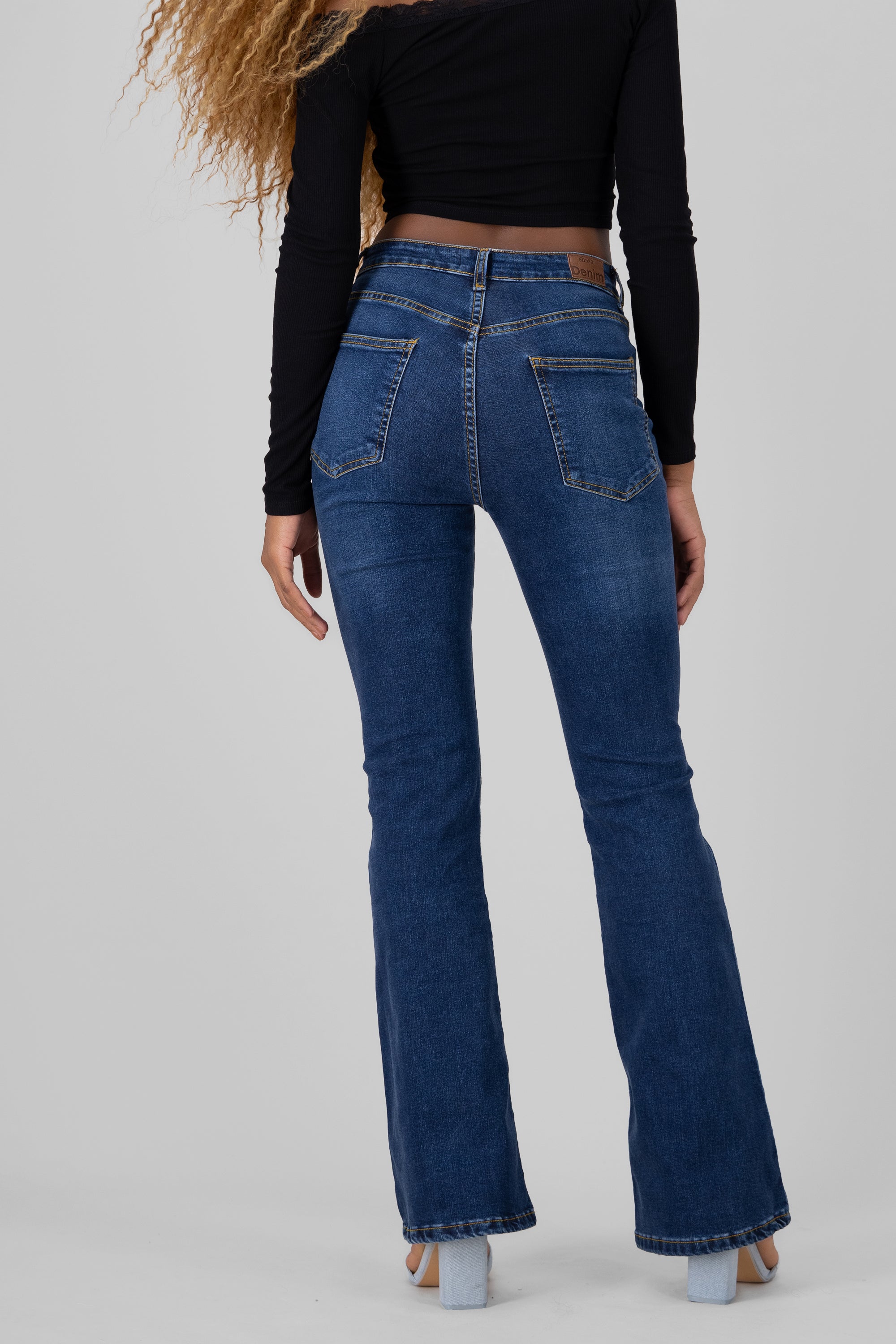 Jeans flare básicos DARK WASH