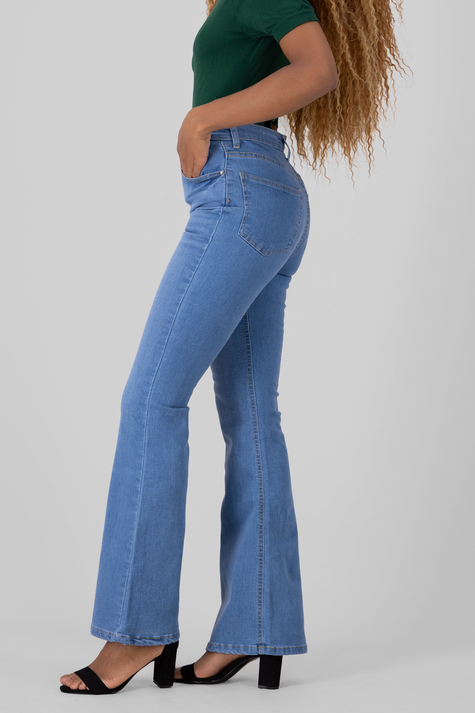 Jeans flare básicos MEDIUM WASH