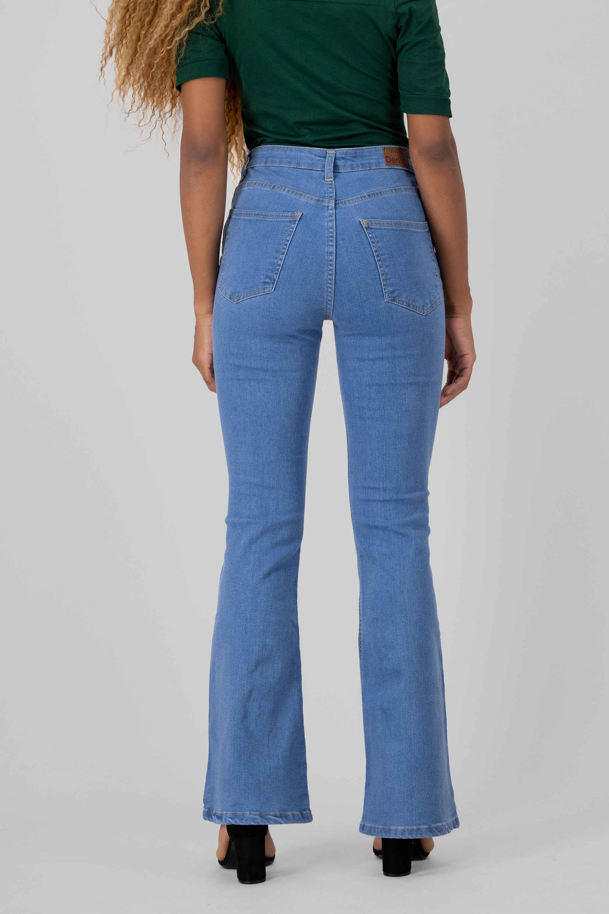 Jeans flare básicos MEDIUM WASH