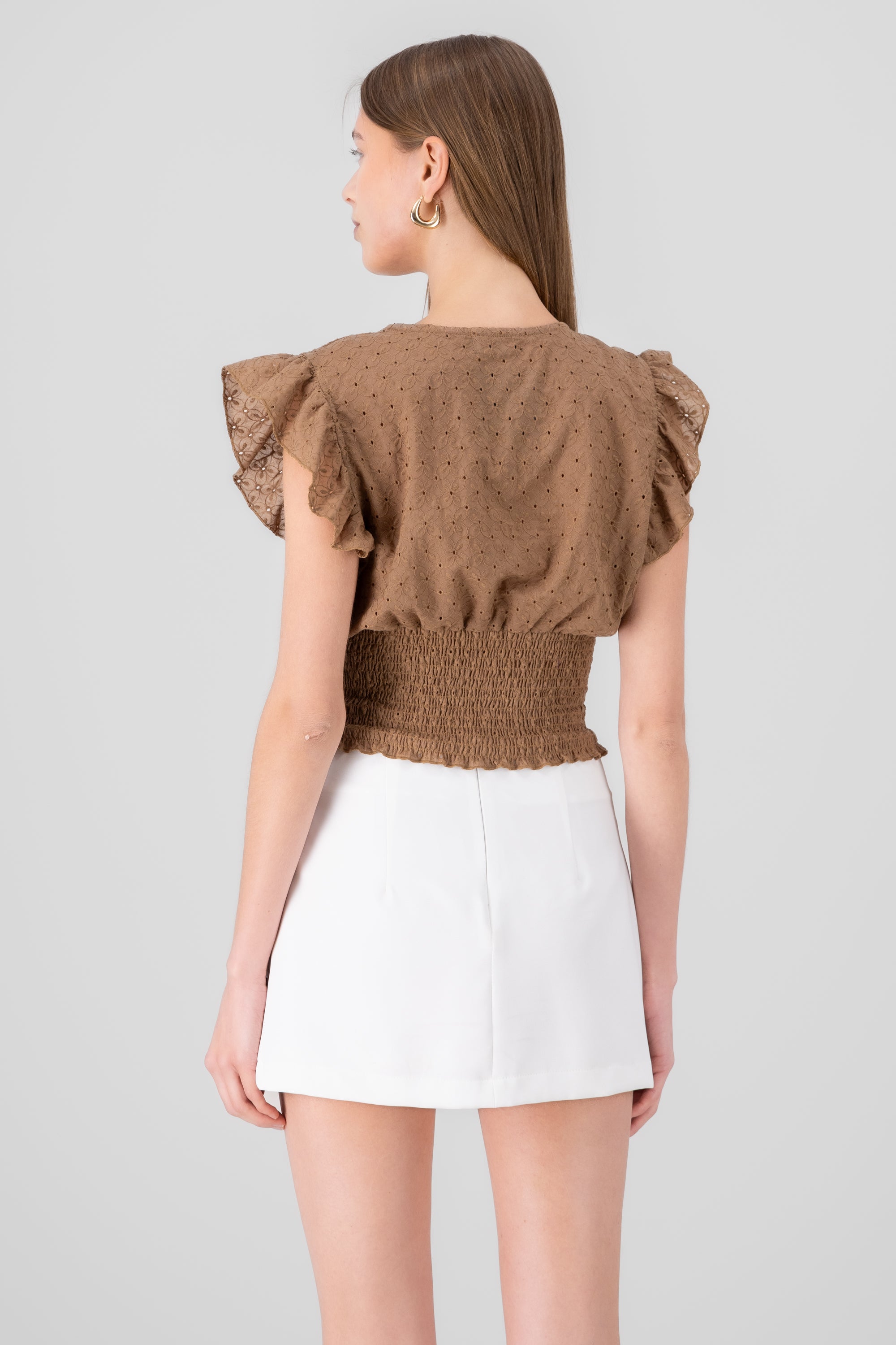 Blouse eyelet neckline v COFFEE