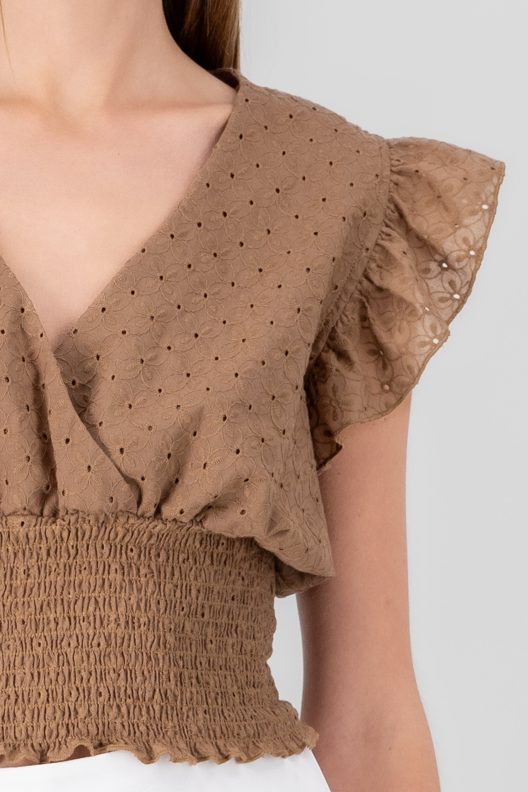 Blouse eyelet neckline v COFFEE