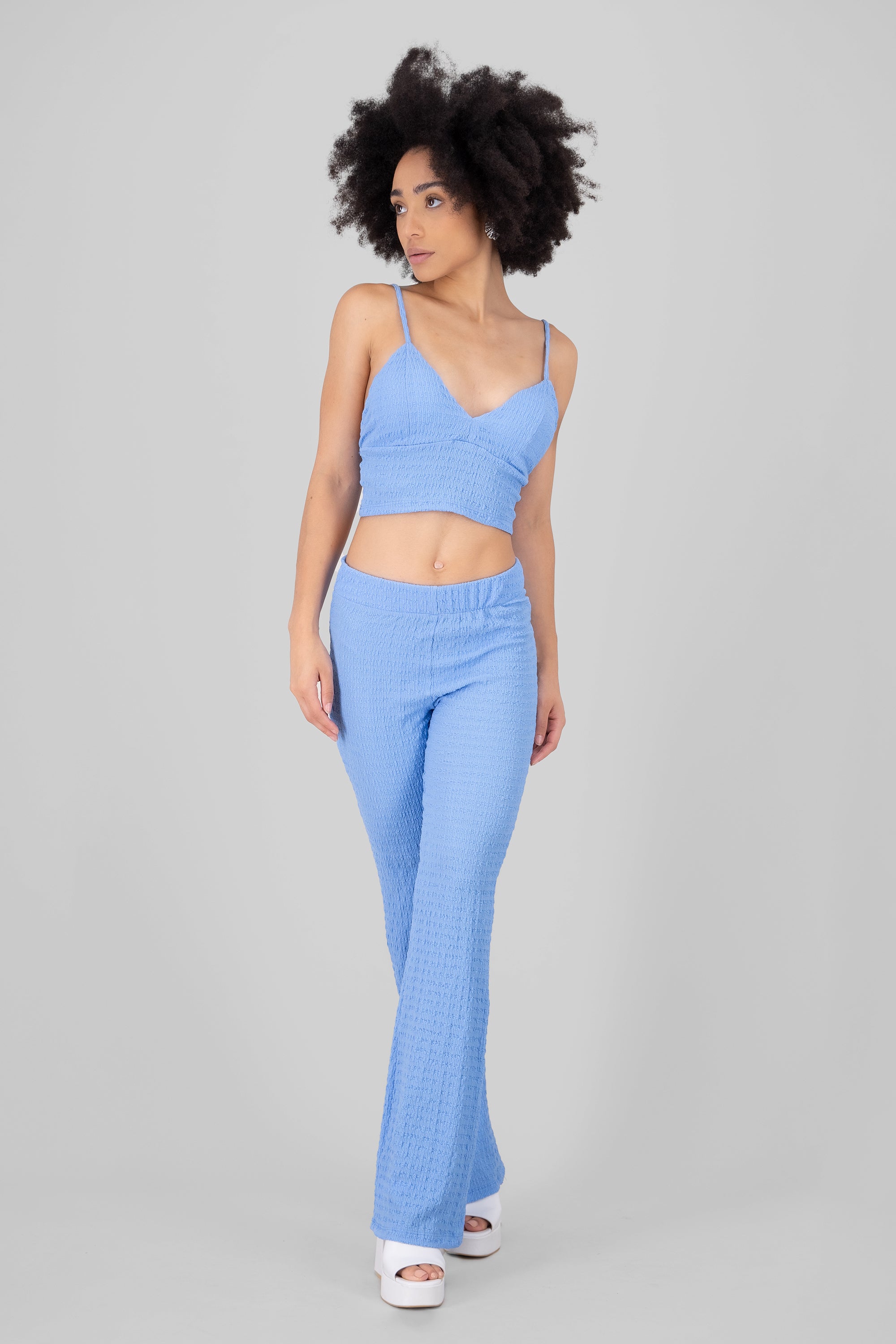 Pantalon flare textura AZUL CIELO