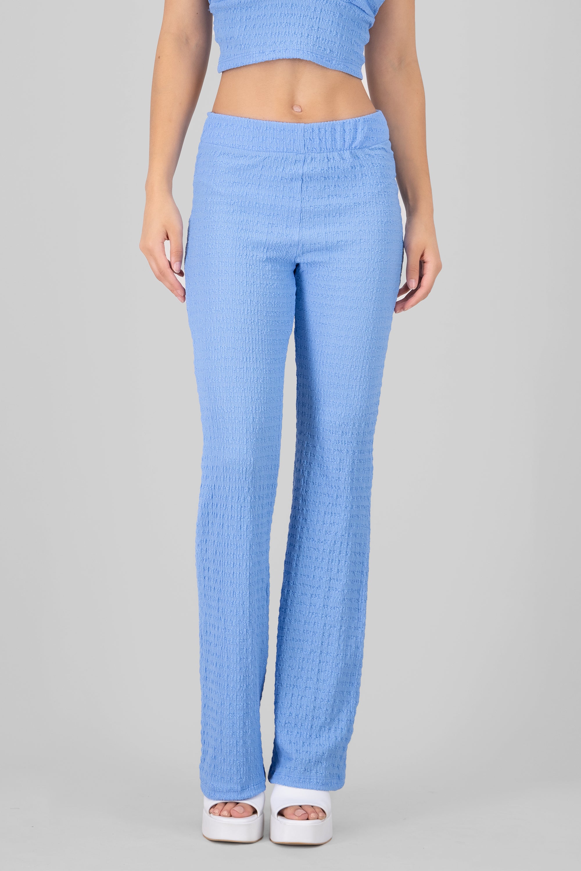 Pantalon flare textura AZUL CIELO