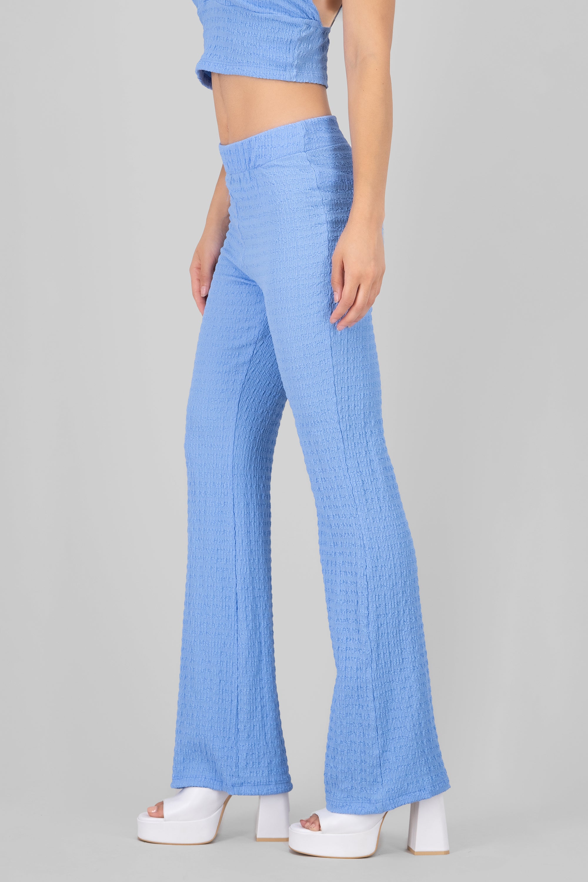 Pantalon flare textura AZUL CIELO