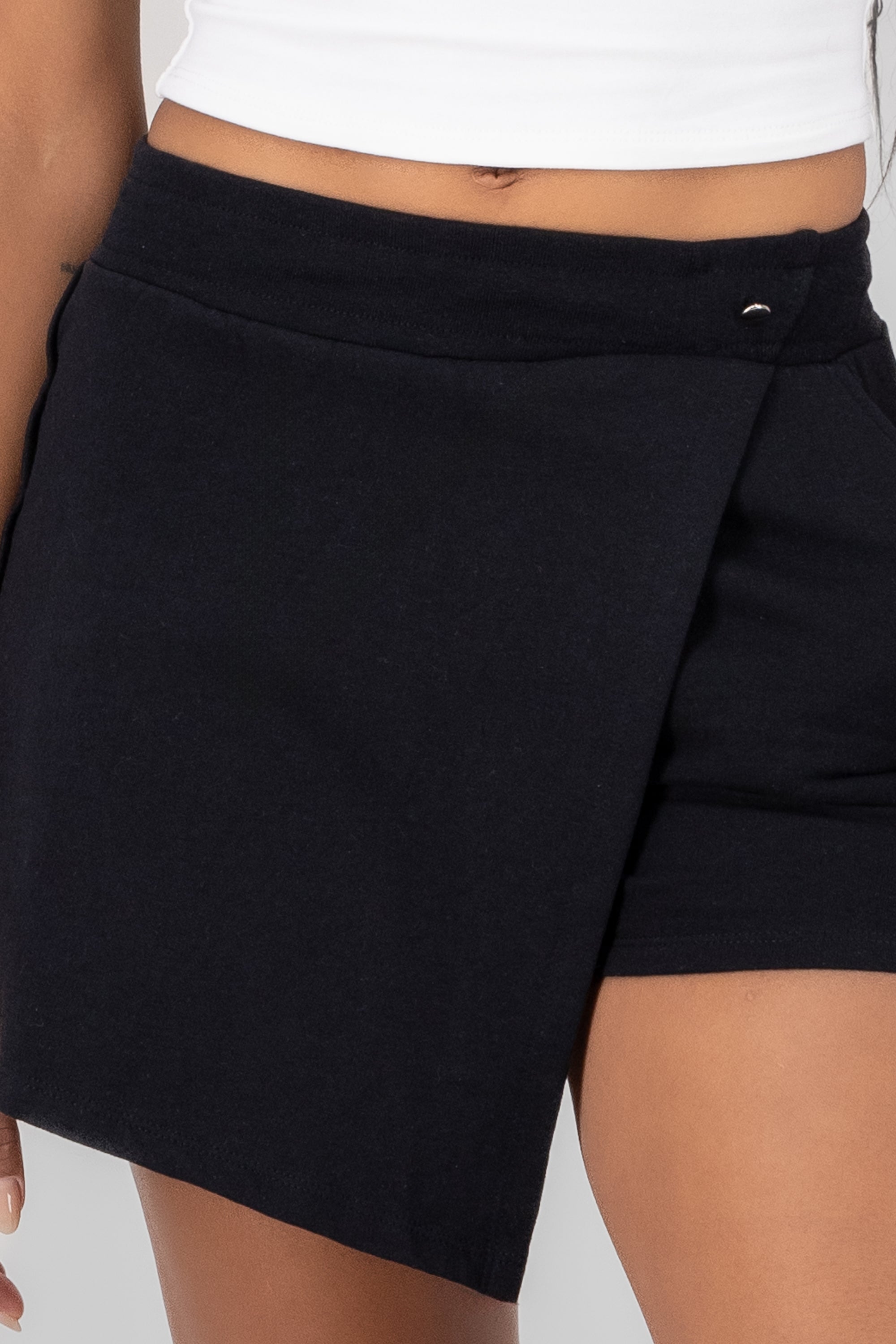 Falda short cargo con fleece NEGRO