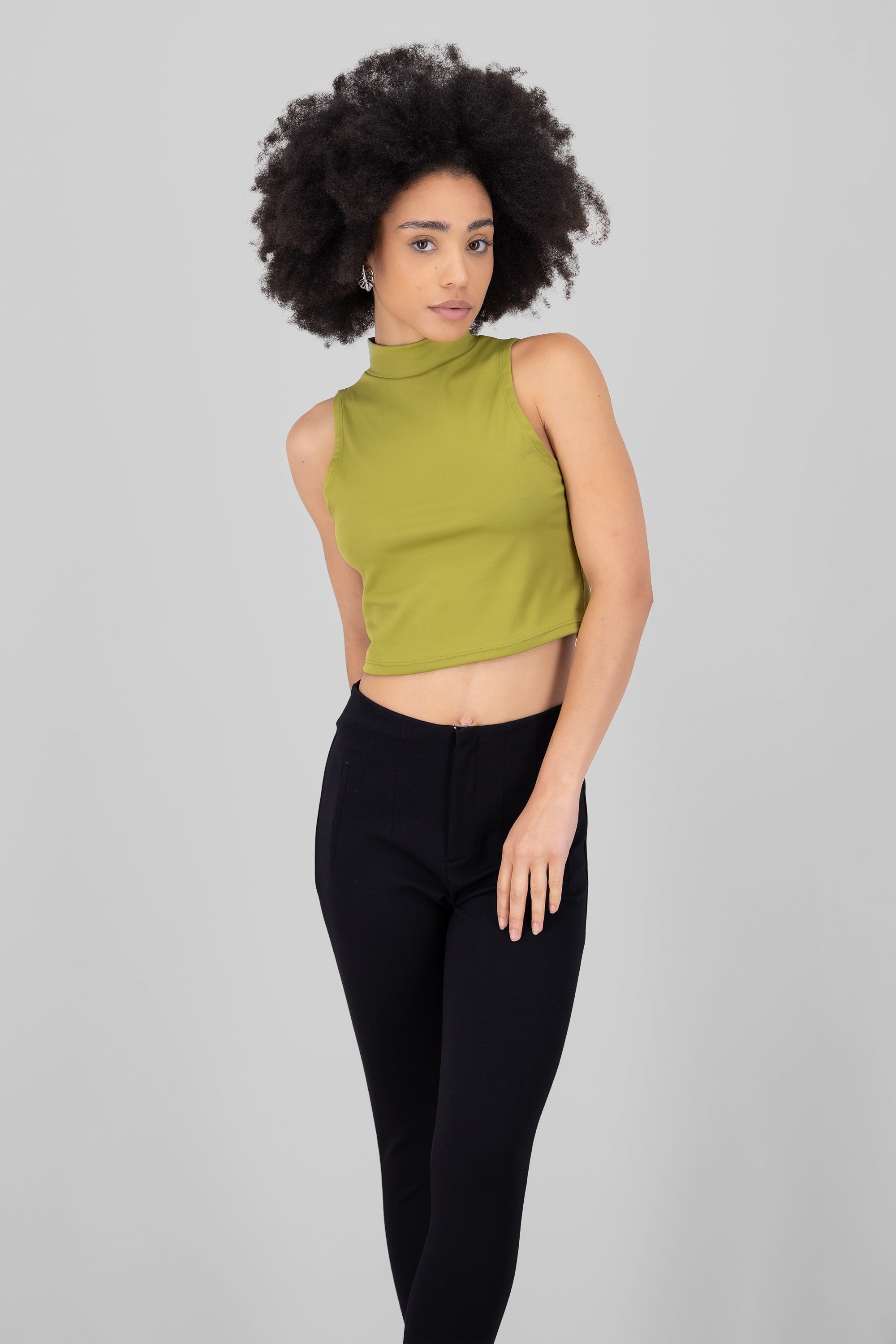 Top sin mangas cuello alto VERDE LIMA