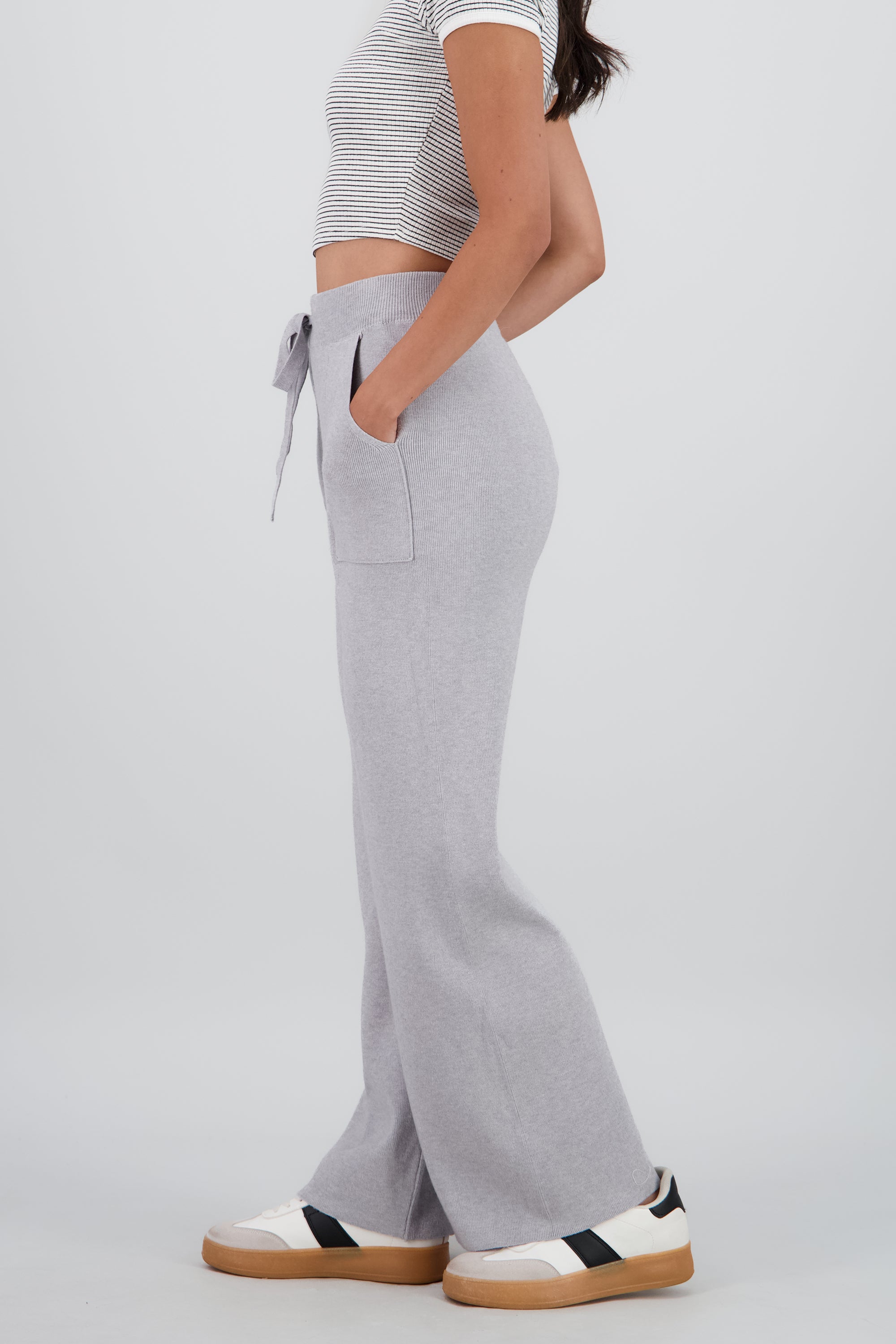 Pantalon wide leg tejido bolsas GRIS CLARO