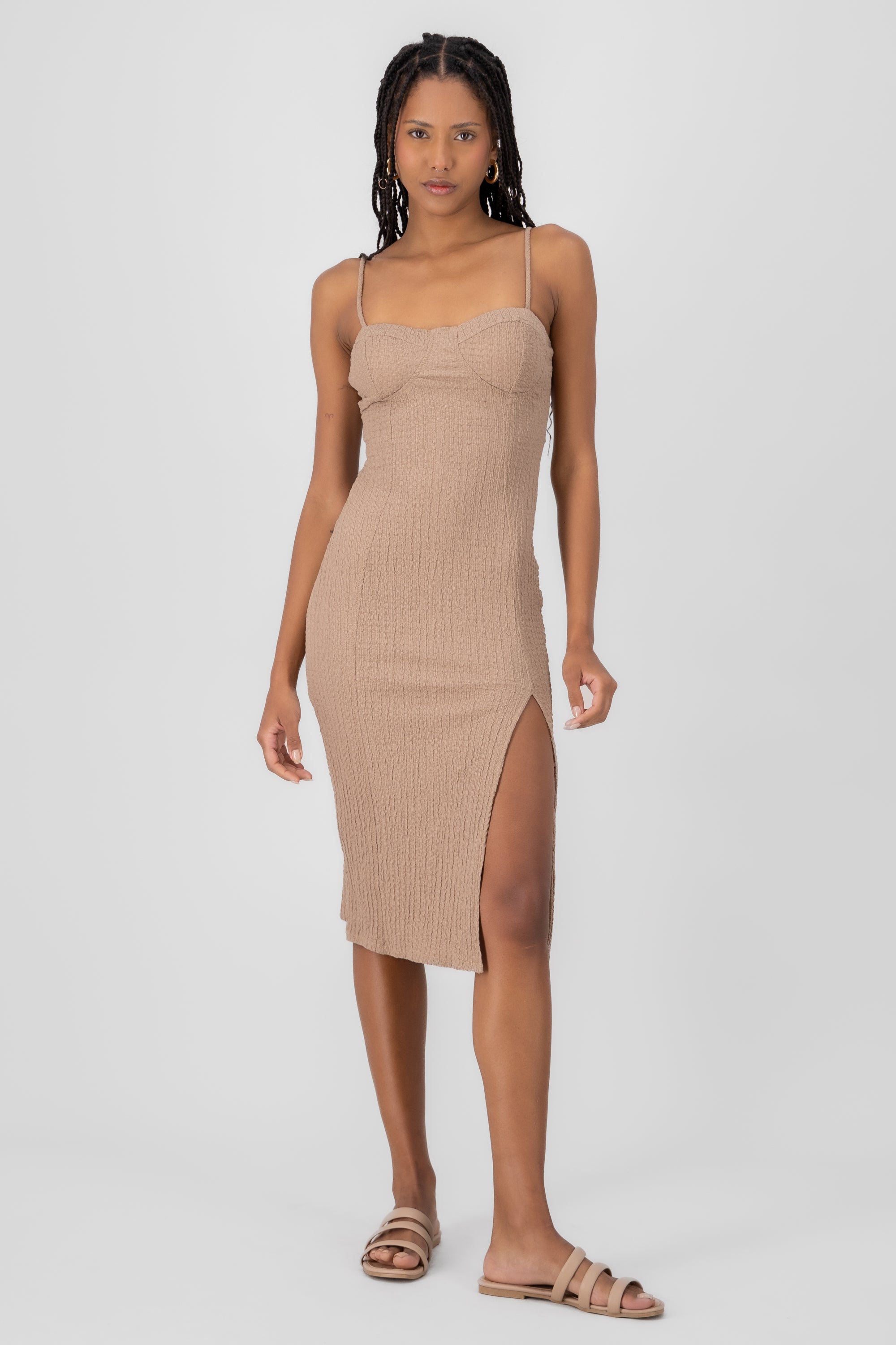 Vestido con copas de textura y abertura KHAKI
