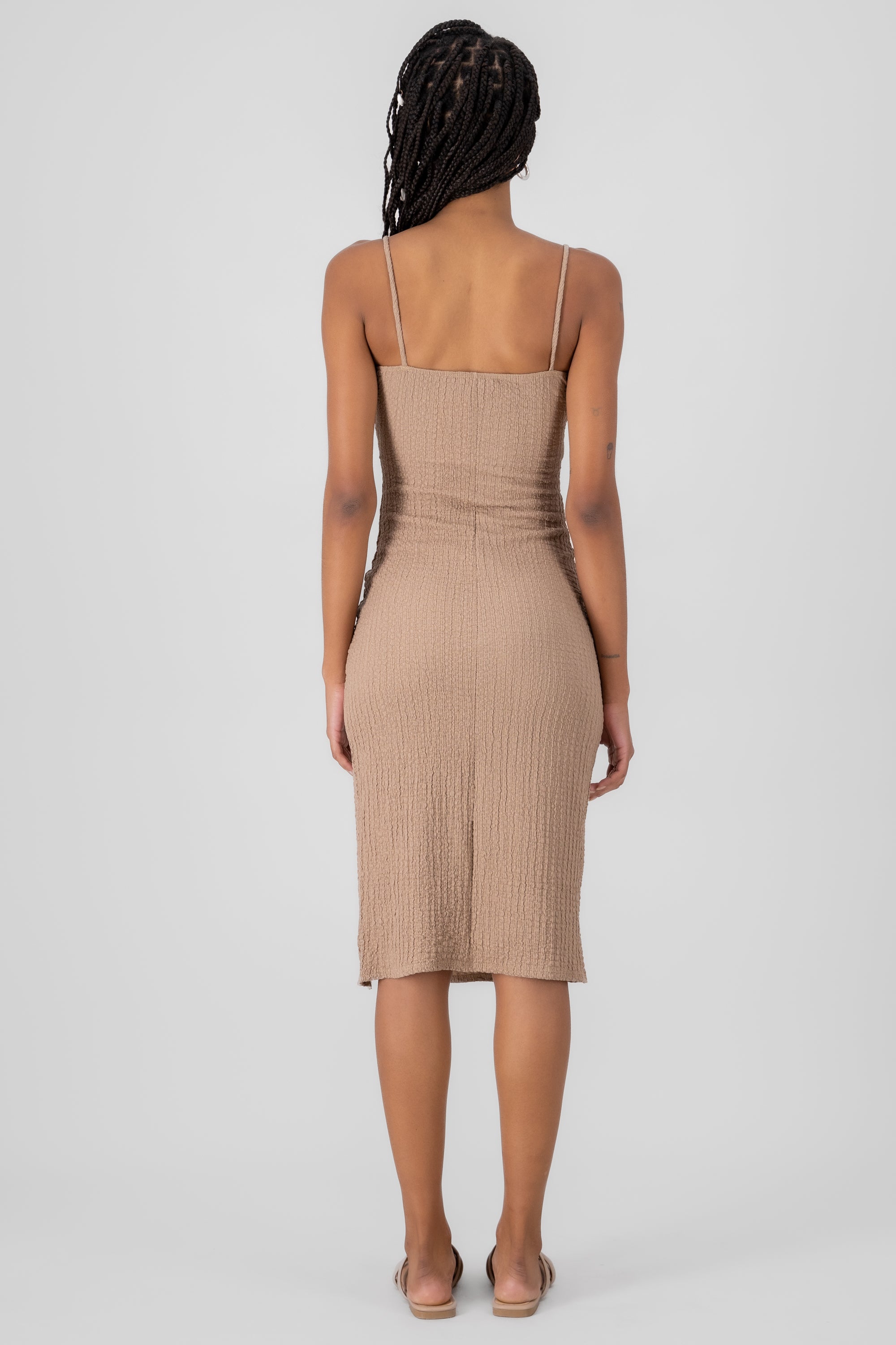 Vestido con copas de textura y abertura KHAKI