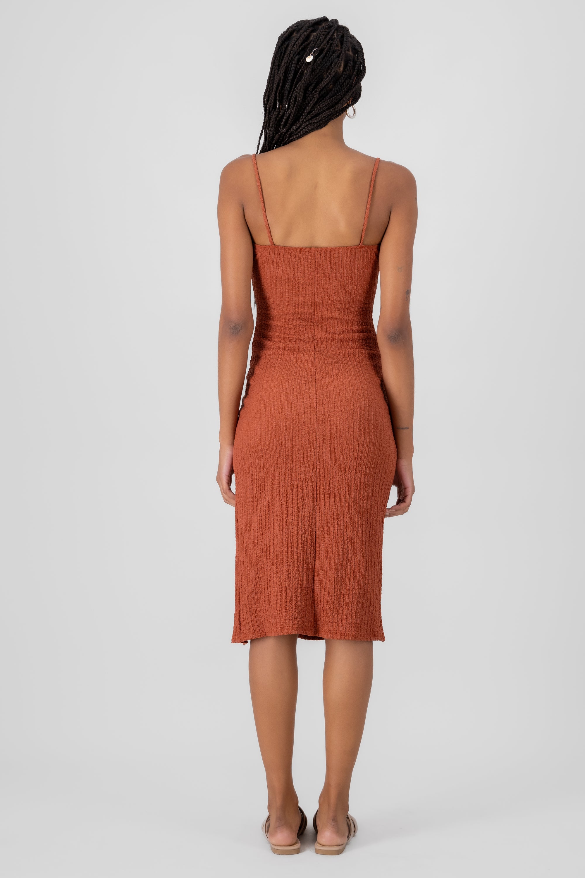Vestido con copas de textura y abertura LADRILLO