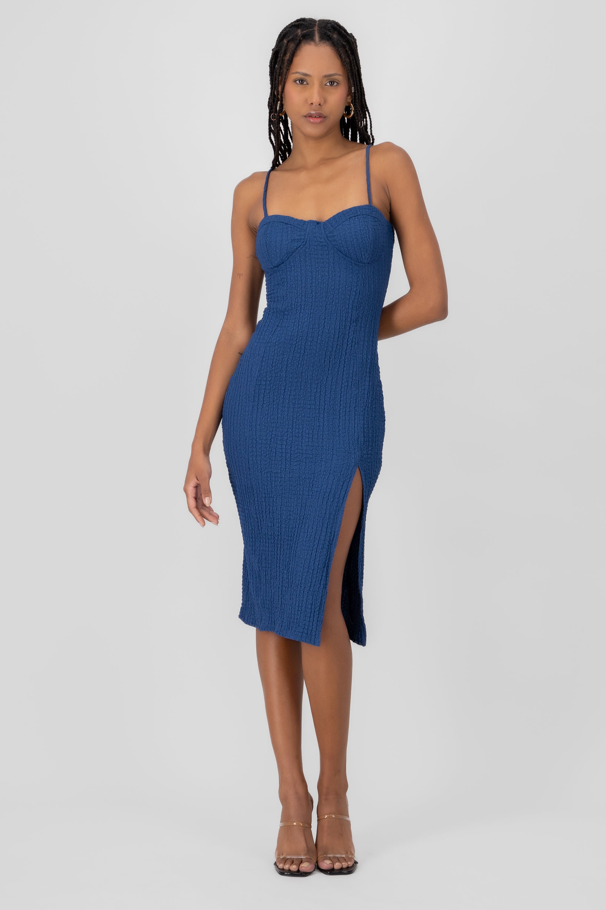 Vestido con copas de textura y abertura INDIGO