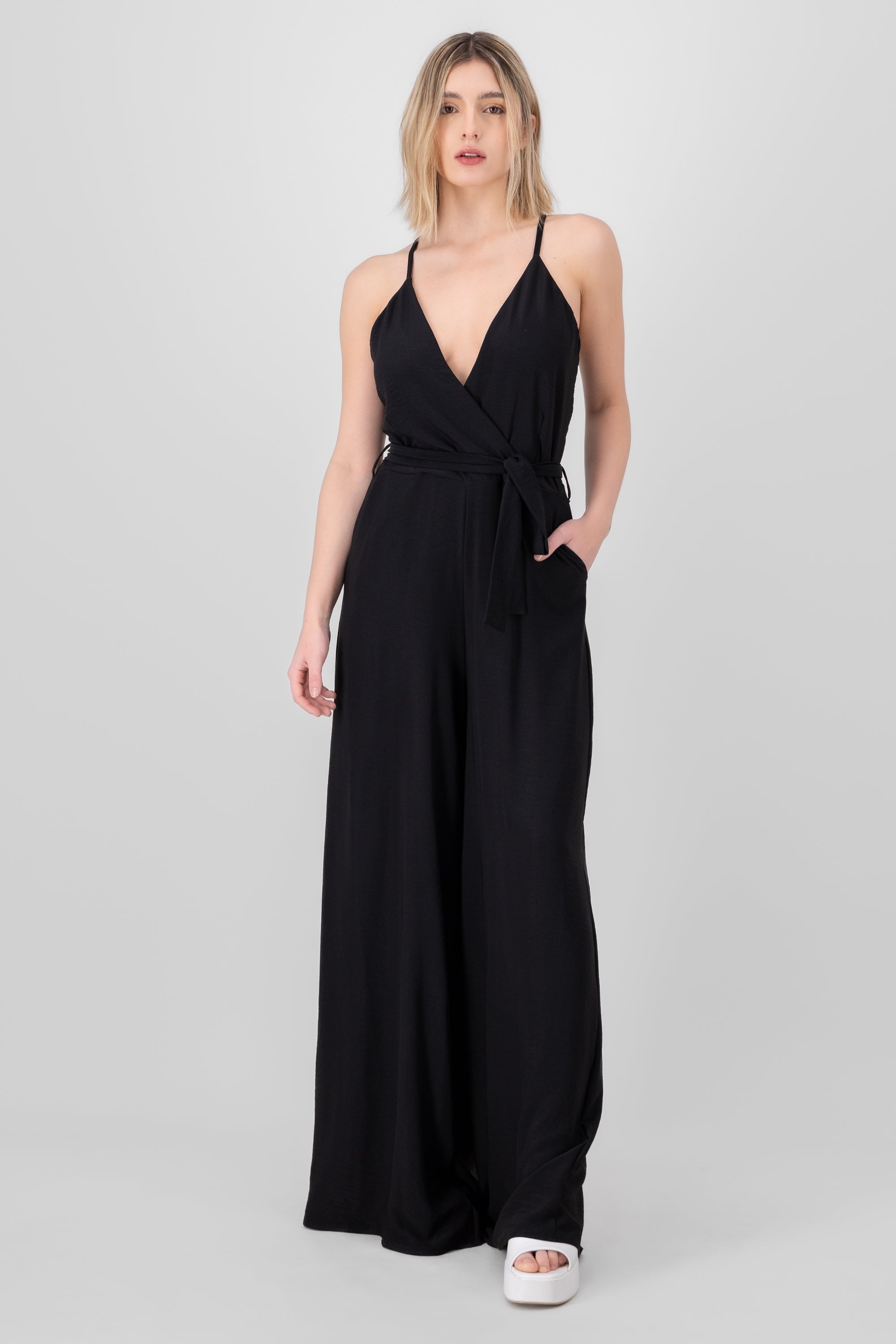 Jumpsuit escote en V con tirante delgado Hypsters NEGRO