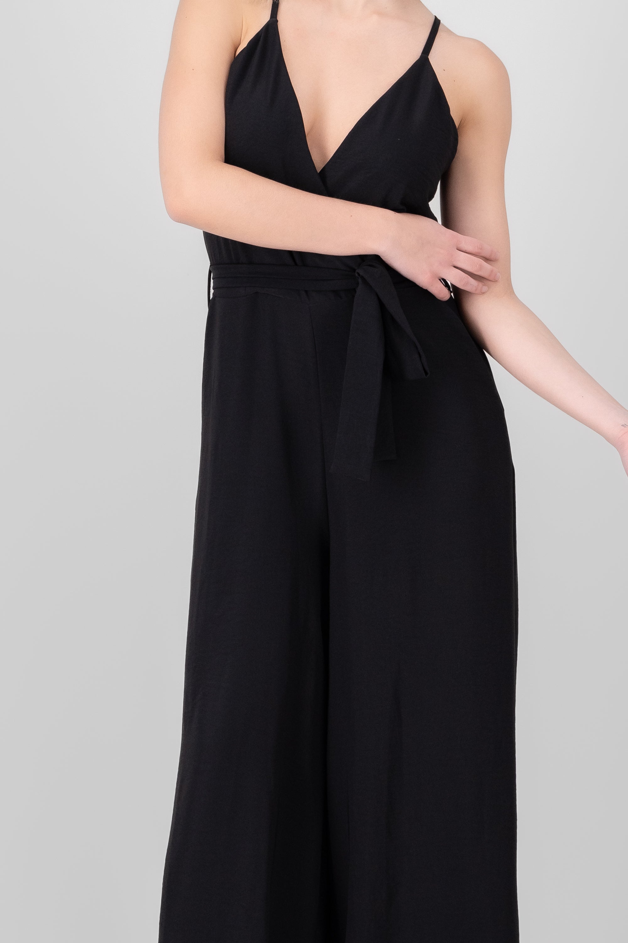 Jumpsuit escote en V con tirante delgado Hypsters NEGRO