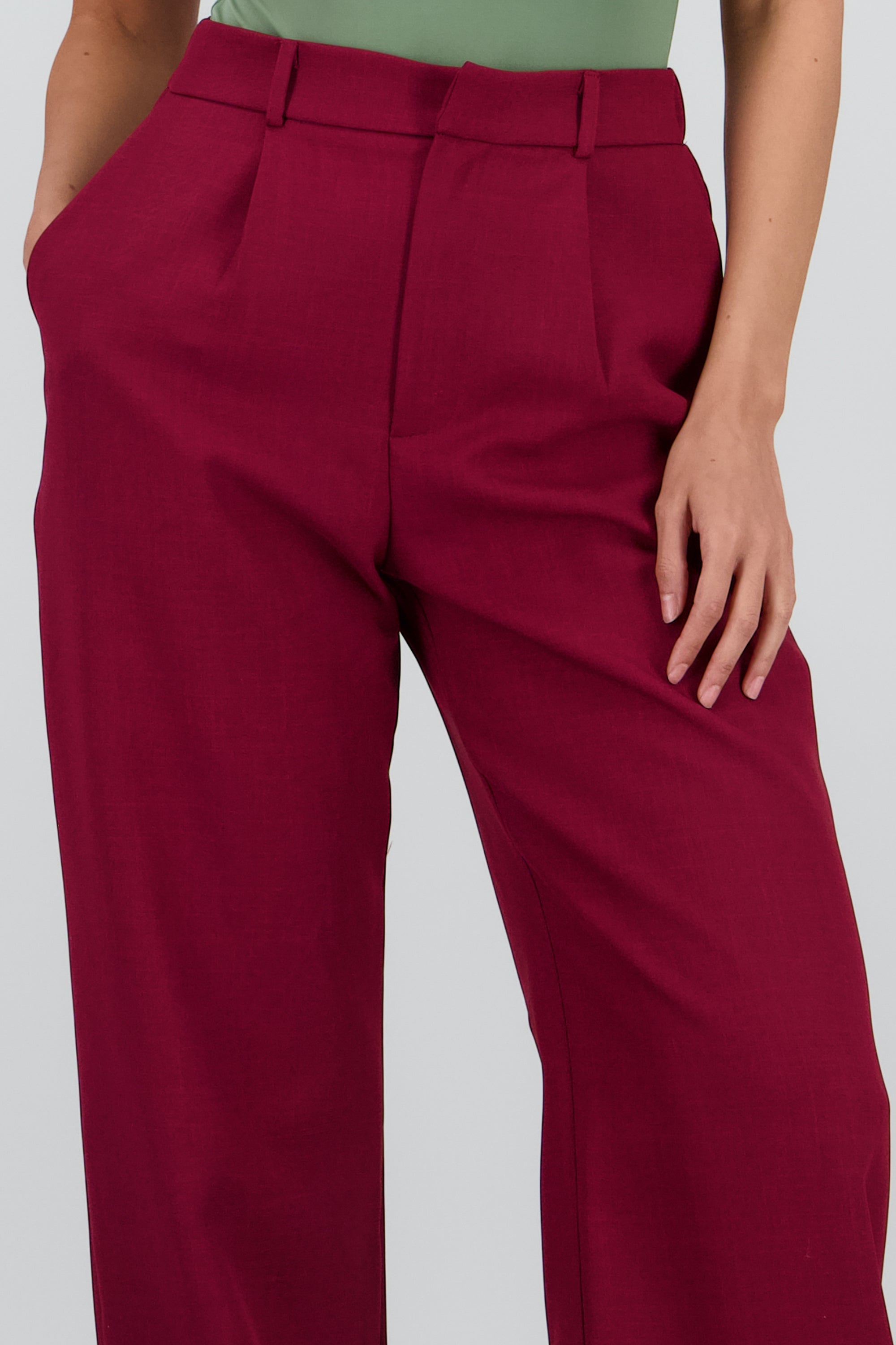 Pantalon pinzas amplio CIRUELA