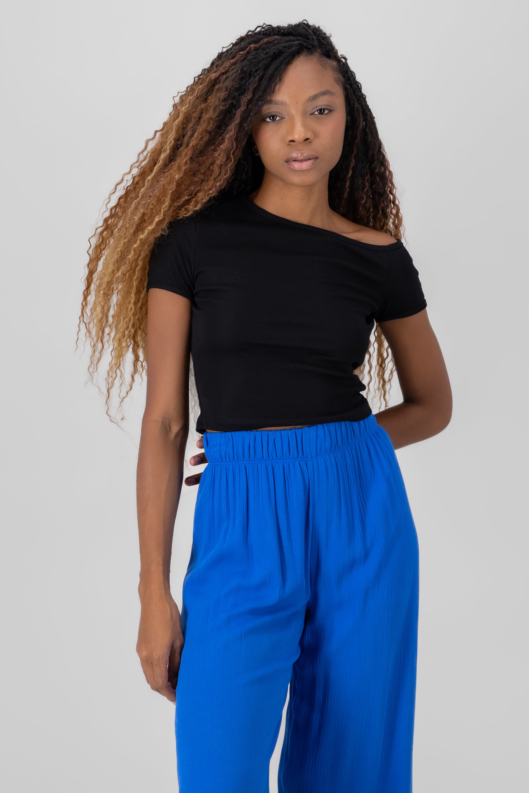 Top asimetrico liso NEGRO
