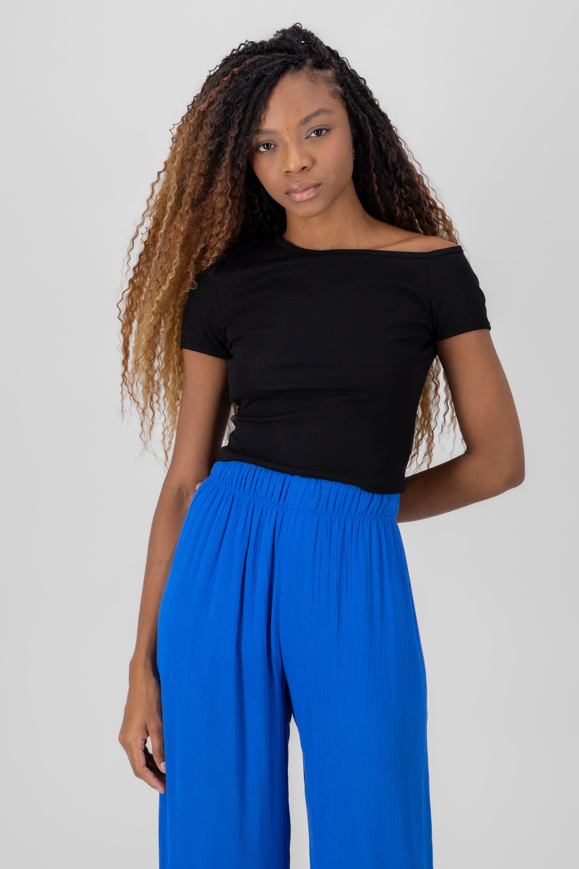 Top asimetrico liso NEGRO