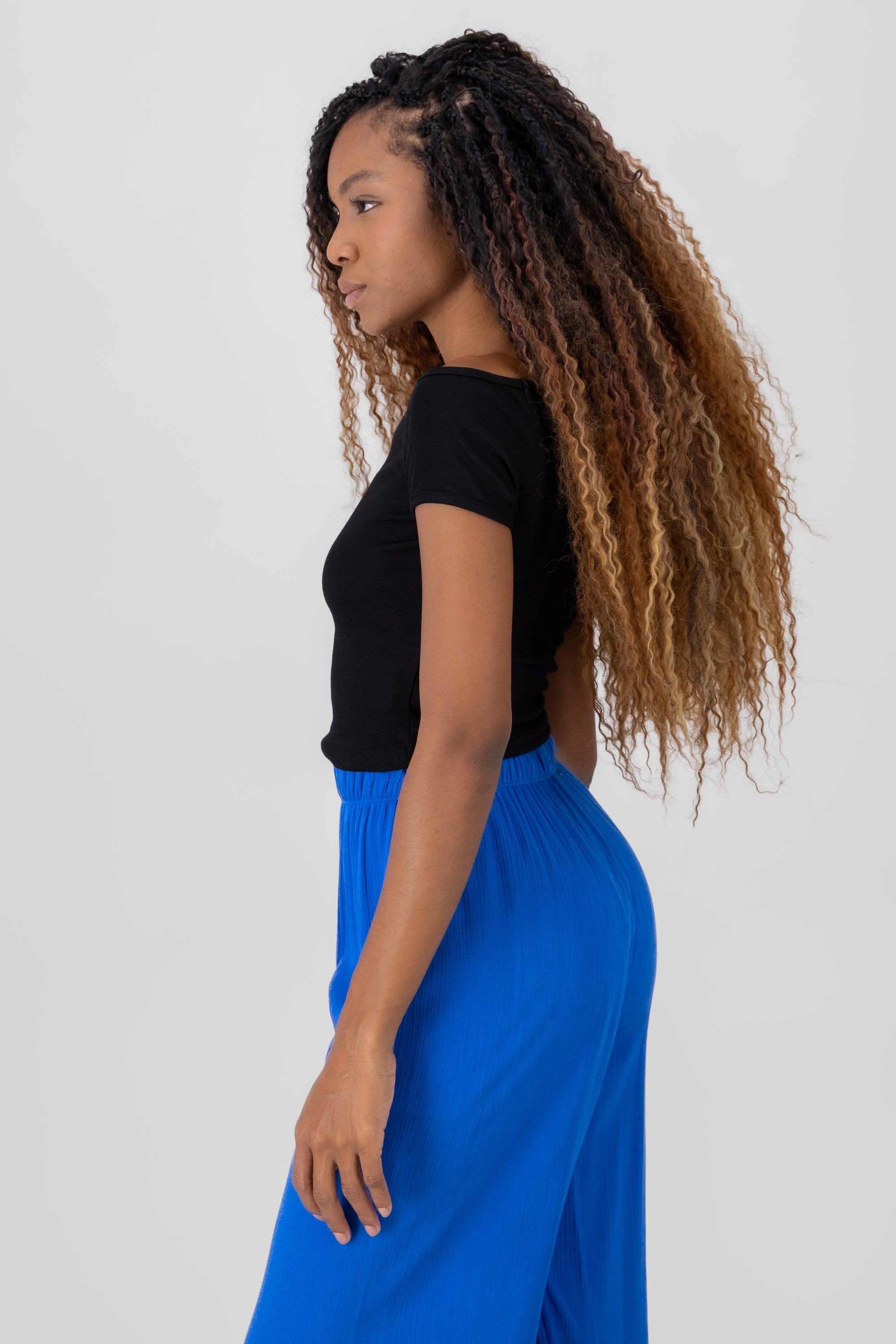 Top asimetrico liso NEGRO