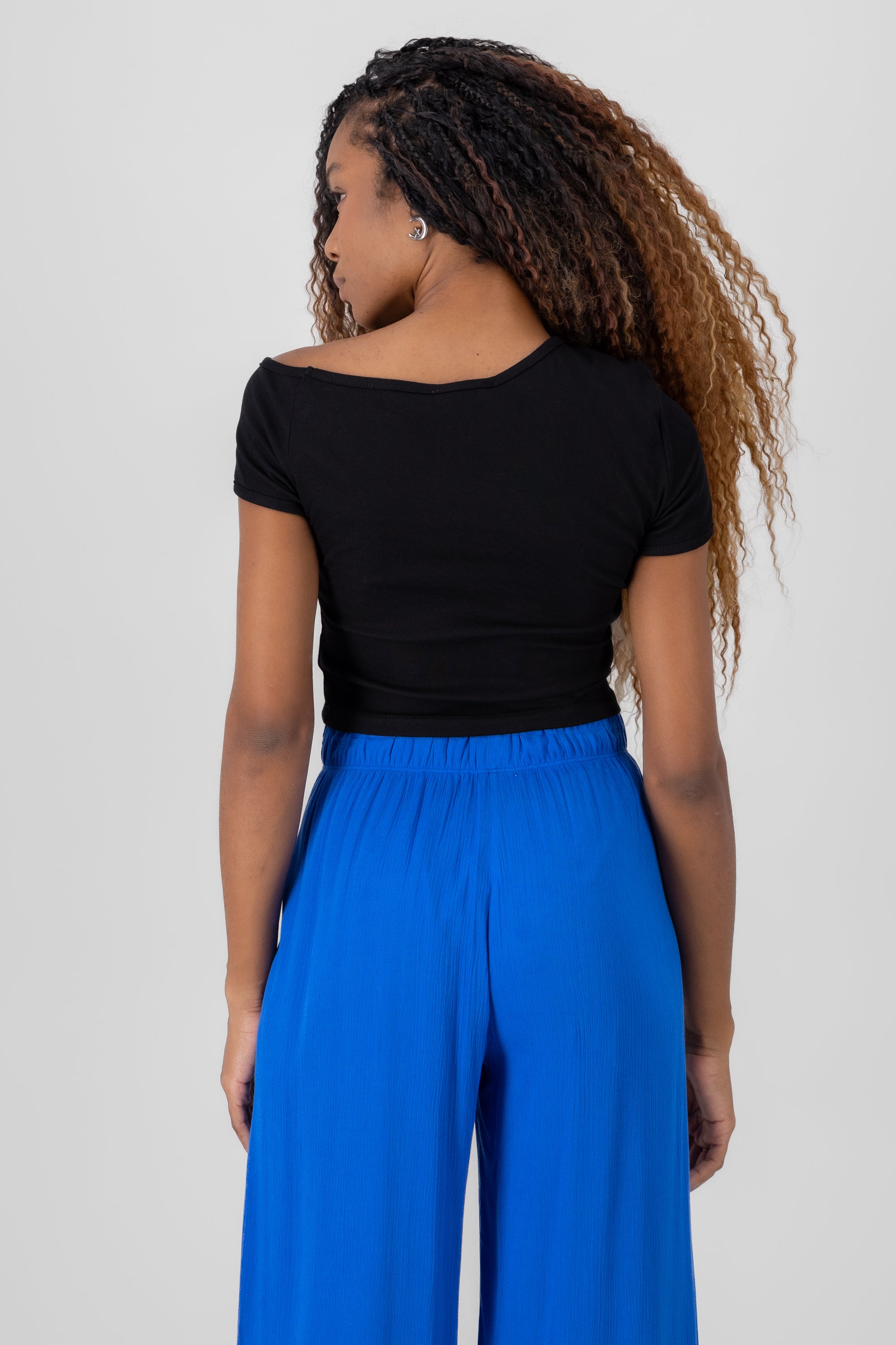 Top asimetrico liso NEGRO