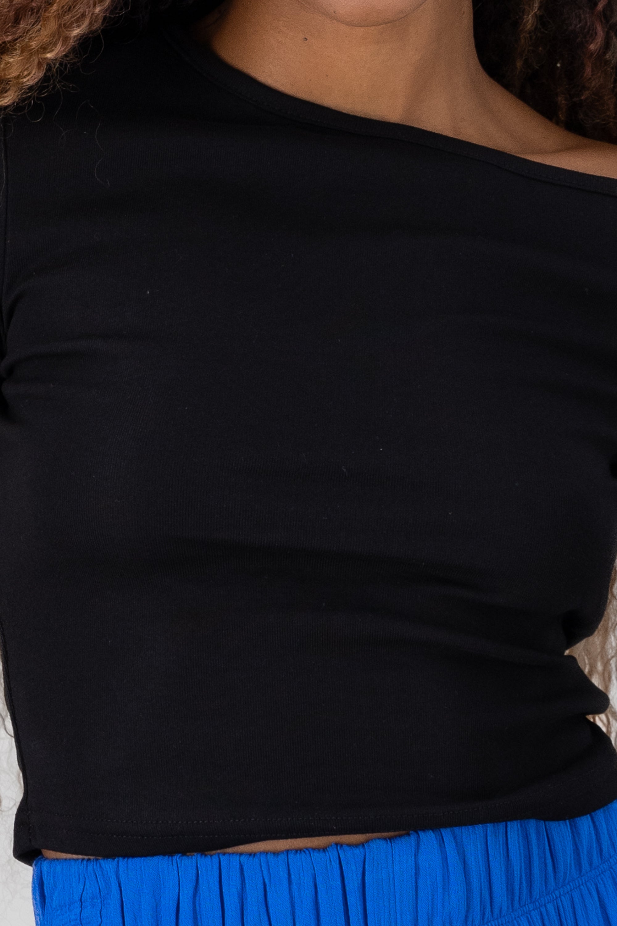 Top asimetrico liso NEGRO