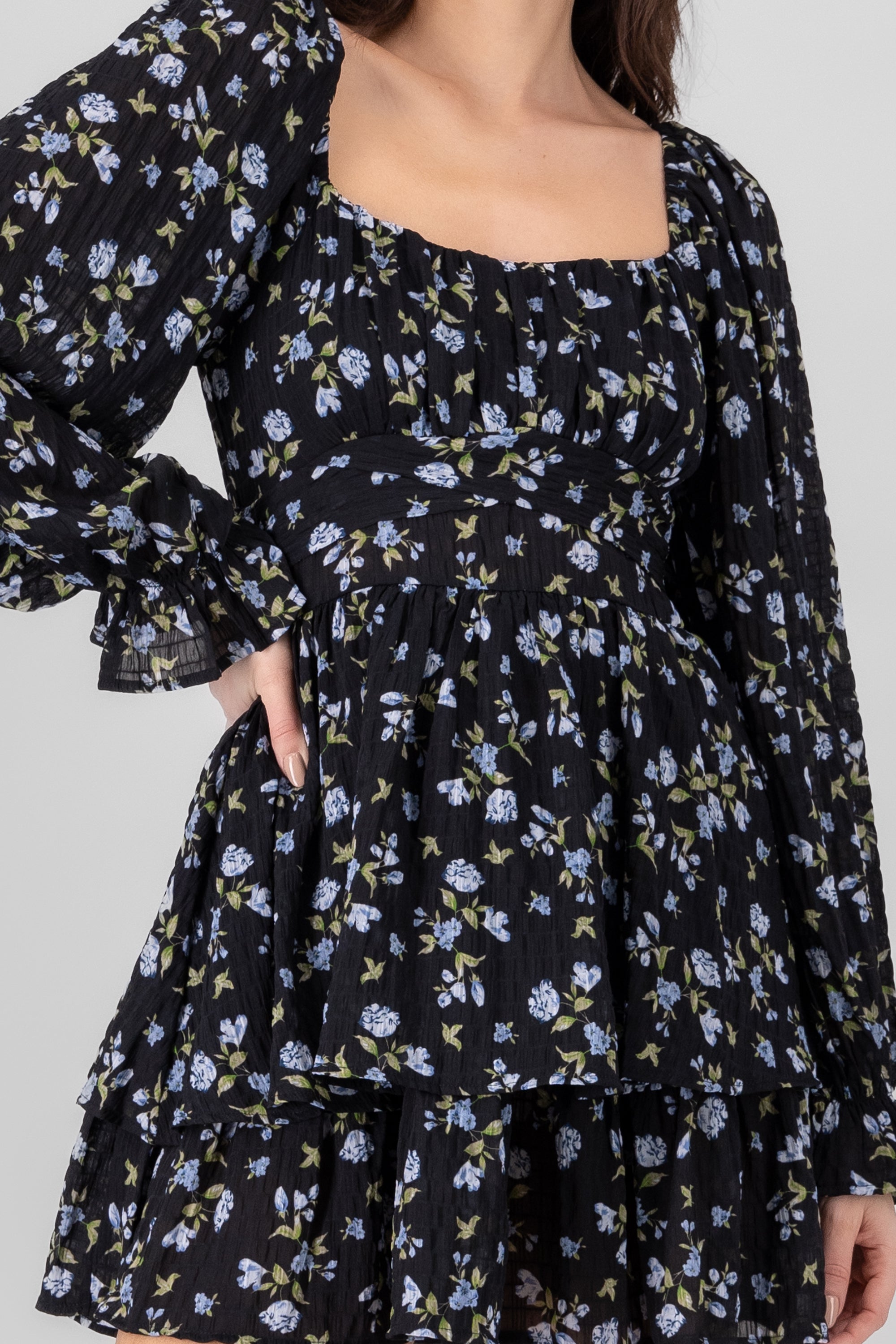 Vestido de manga larga olanes con flores NEGRO COMBO