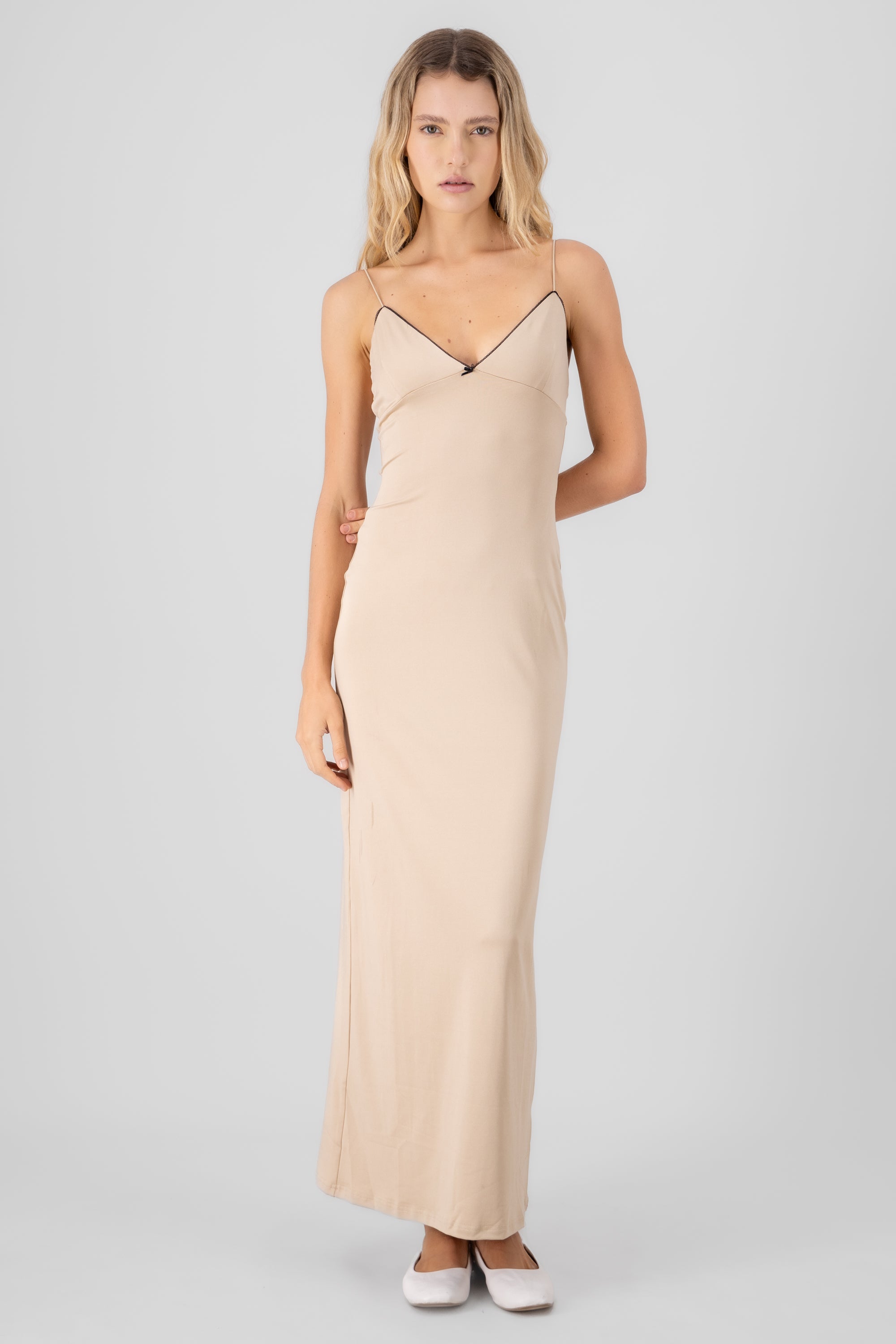 Vestido maxi liso con detalle de moño en el escote KHAKI