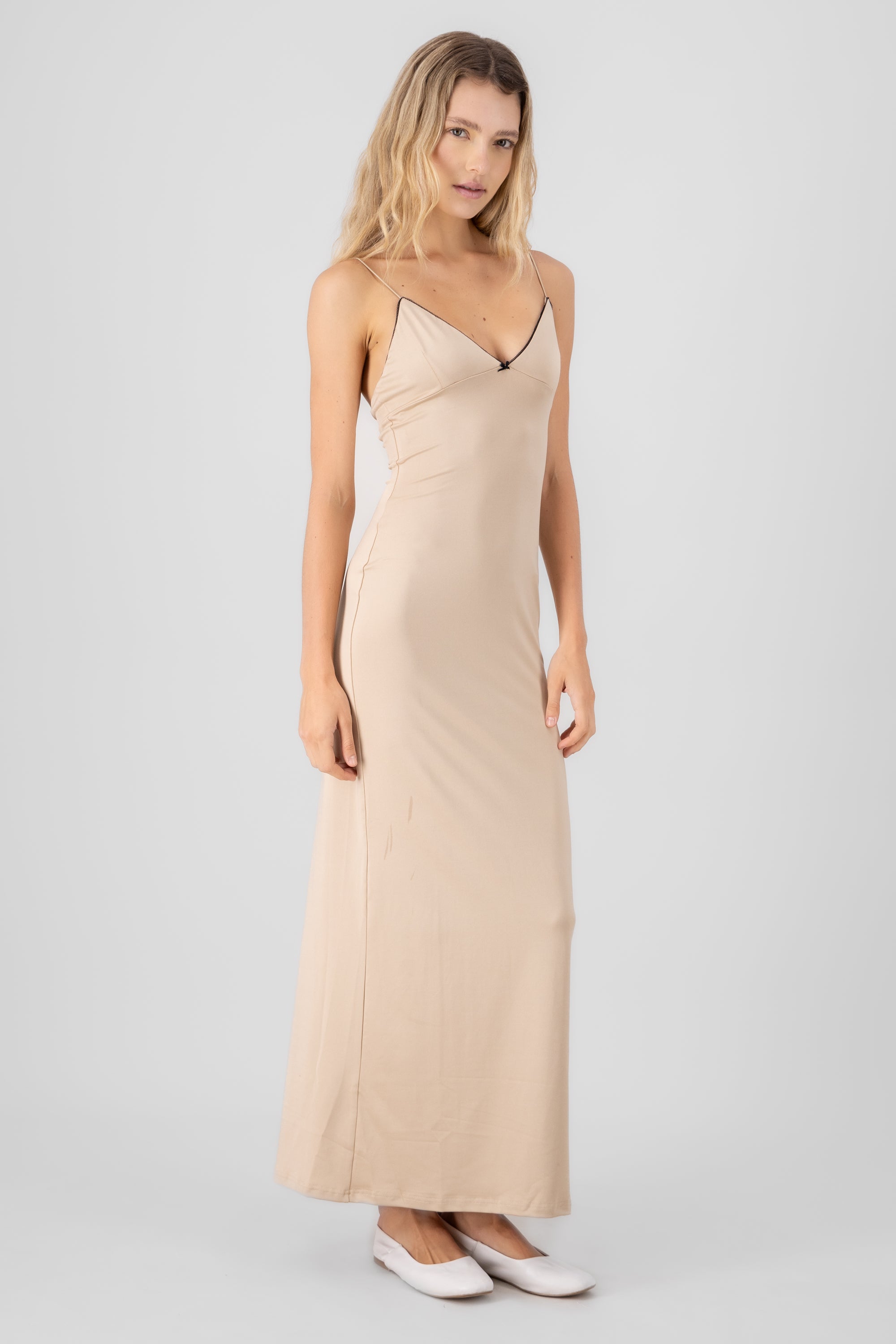Vestido maxi liso con detalle de moño en el escote KHAKI