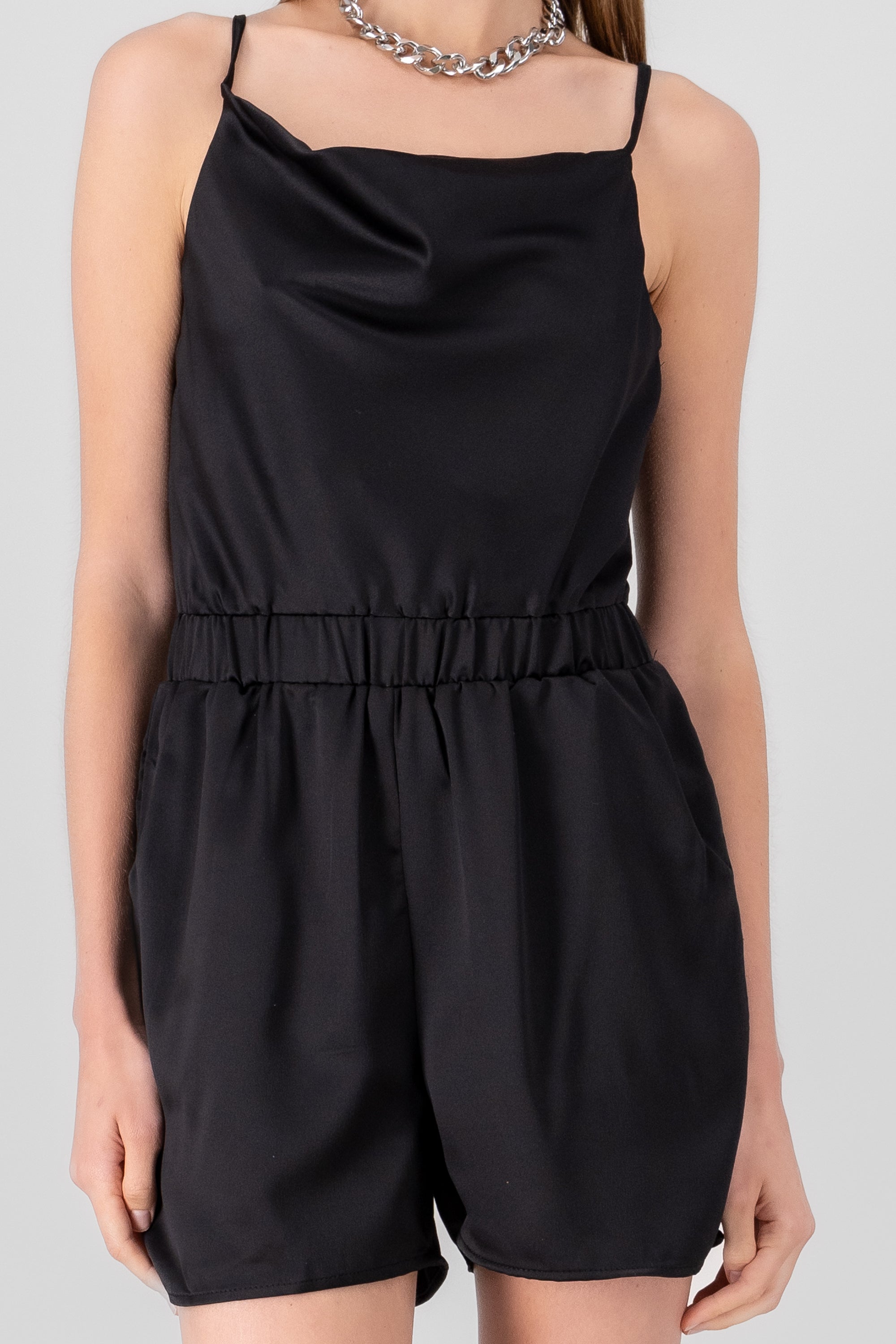 Romper satin con cuello cascada NEGRO