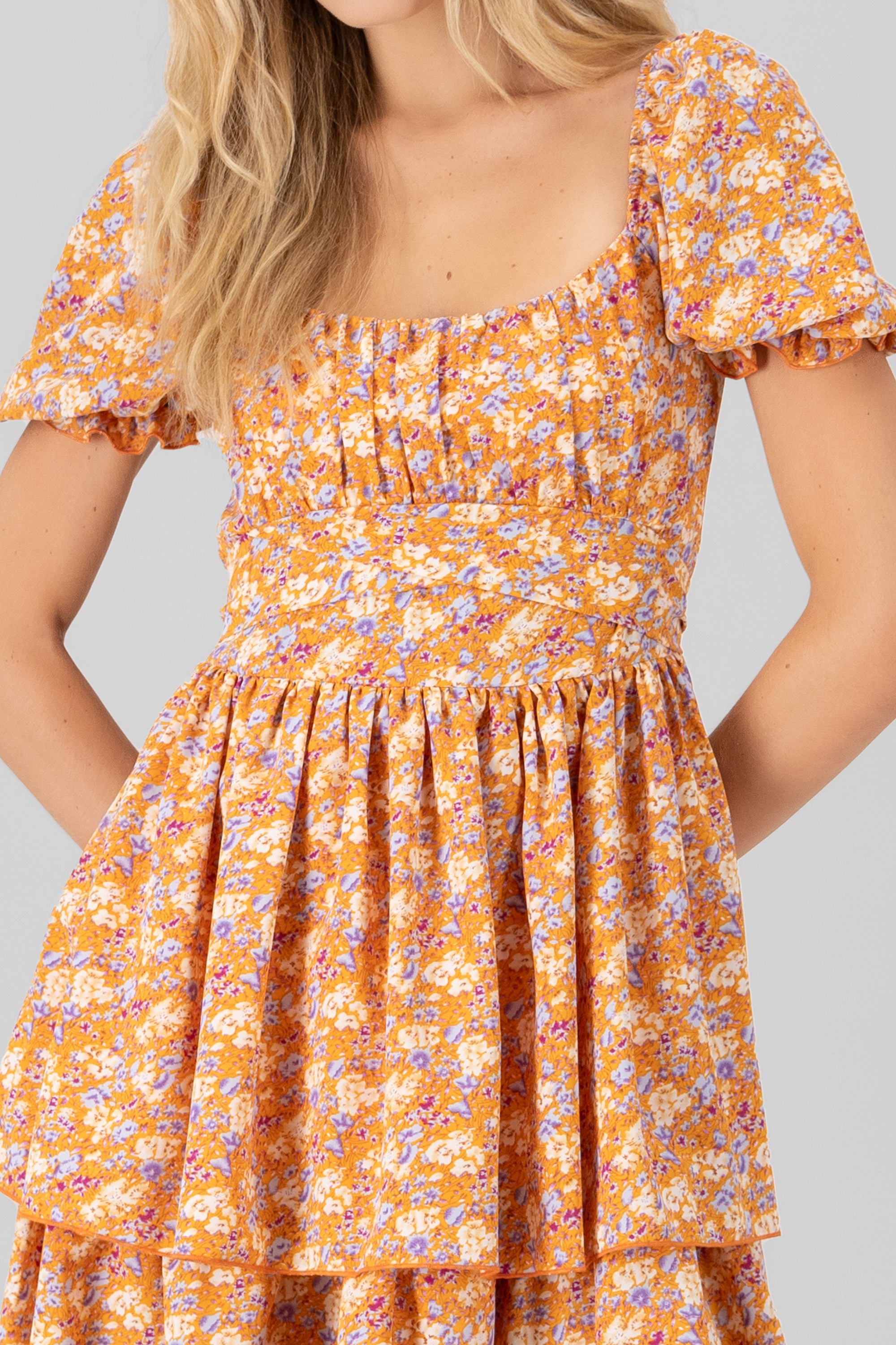 Vestido mini flores detalle olanes NARANJA COMBO