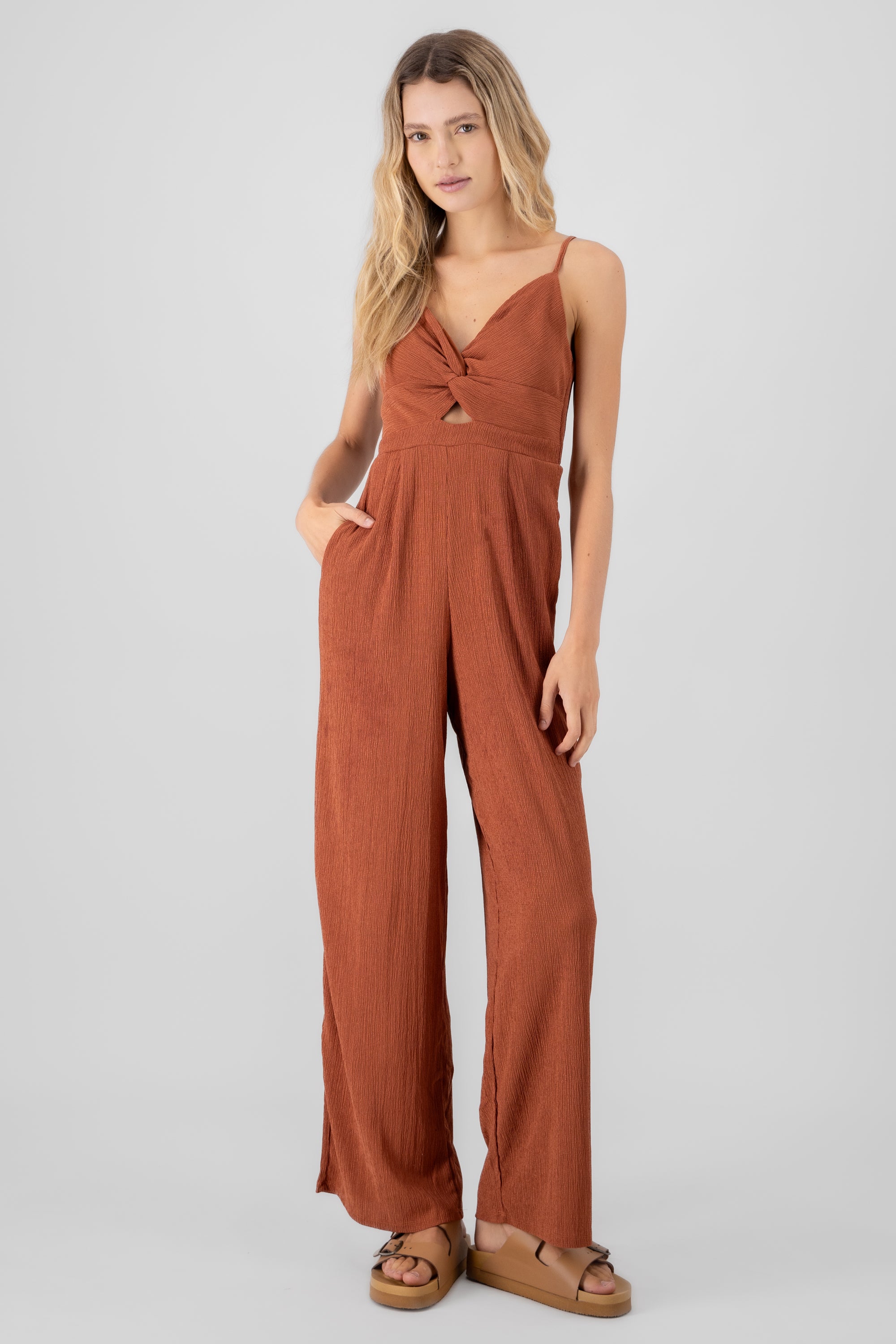 Jumpsuit escote cruzado y abertura LADRILLO