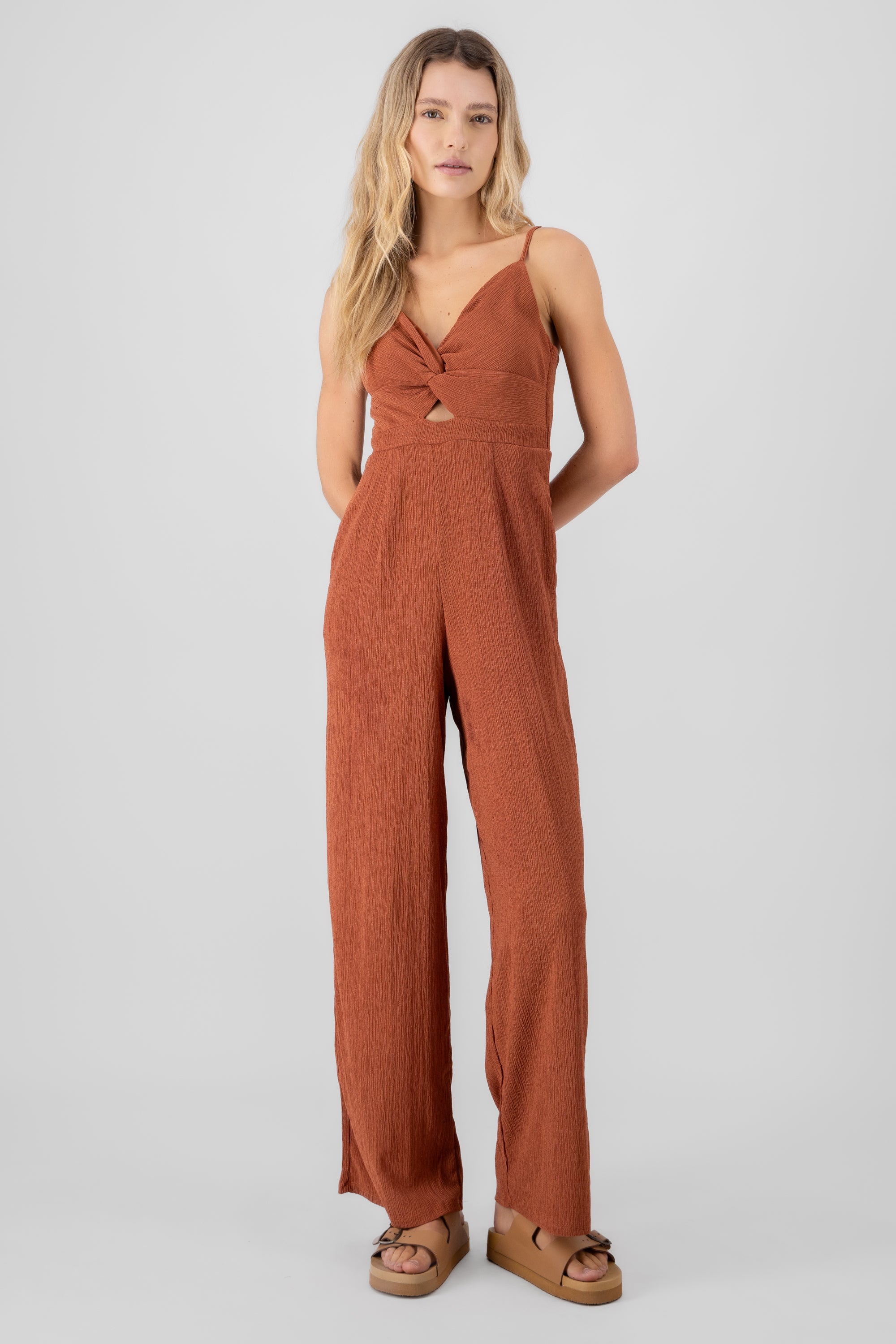 Jumpsuit escote cruzado y abertura LADRILLO