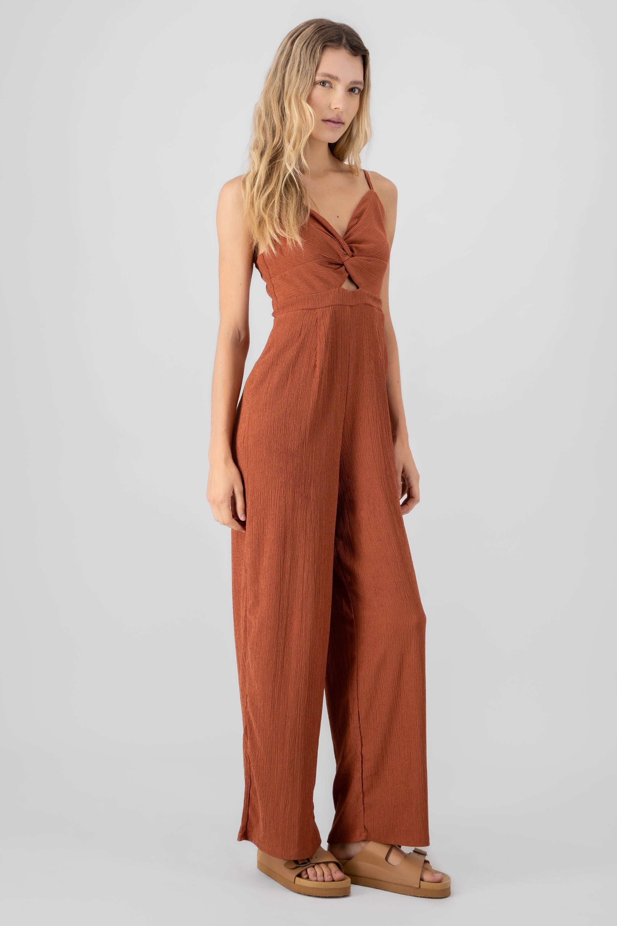 Jumpsuit escote cruzado y abertura LADRILLO